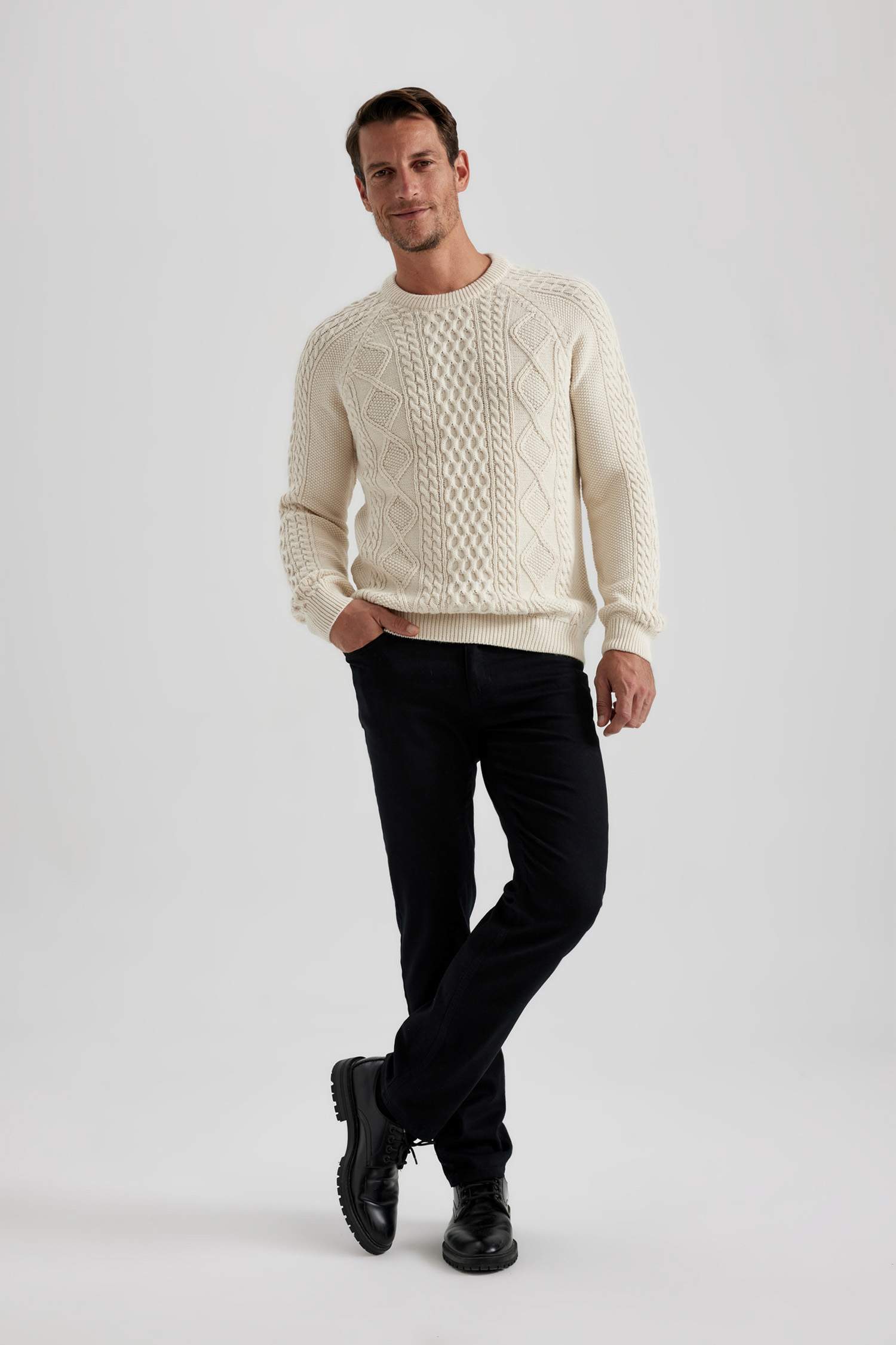 بنطلون ستان قصة عادية برجل عادية