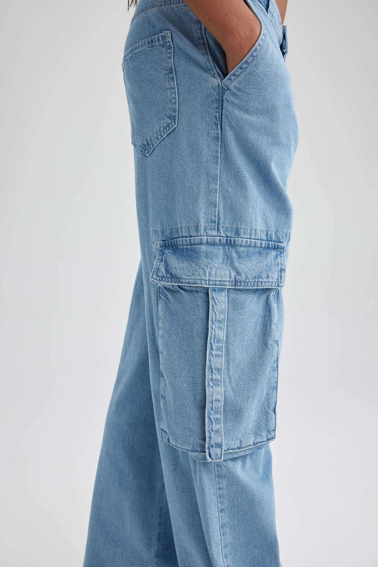 بنطلون جينز كارجو برجل واسع وجيب