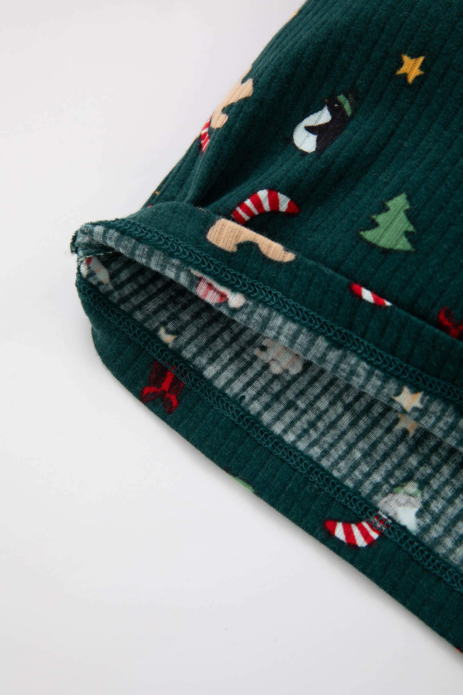 طقم بيجاما ولادي مضلع بطبعة كريسمس - قطعتين