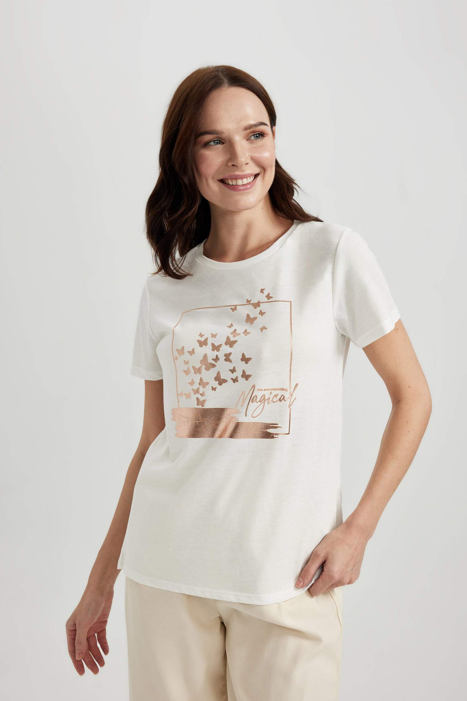 تي شيرت قصة عادية برقبة مستديرة