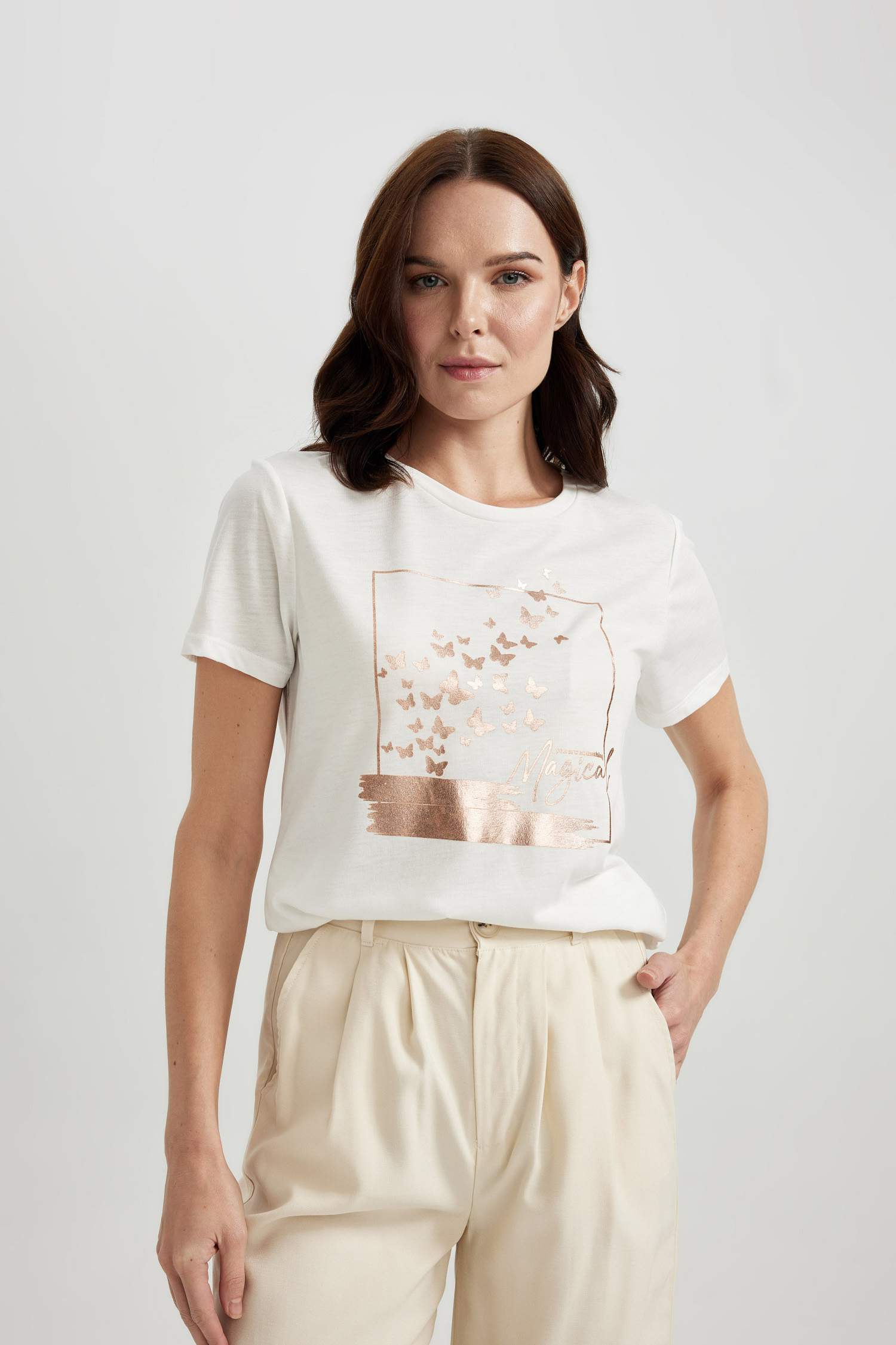 تي شيرت قصة عادية برقبة مستديرة