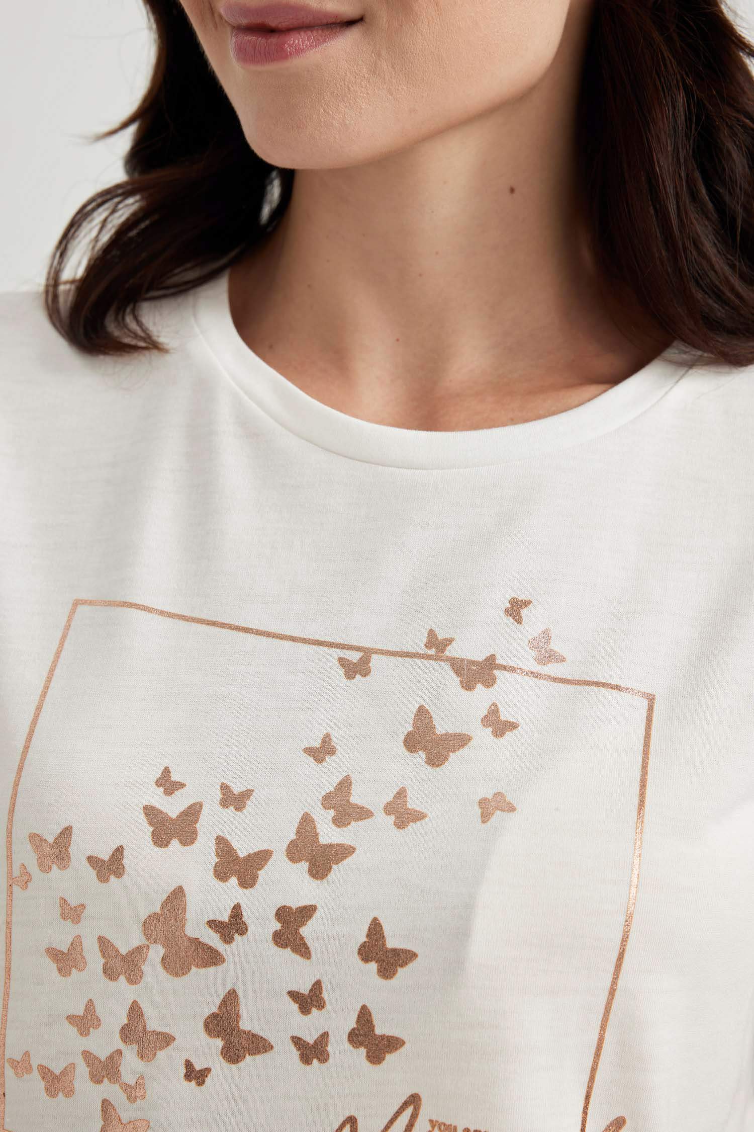 تي شيرت قصة عادية برقبة مستديرة