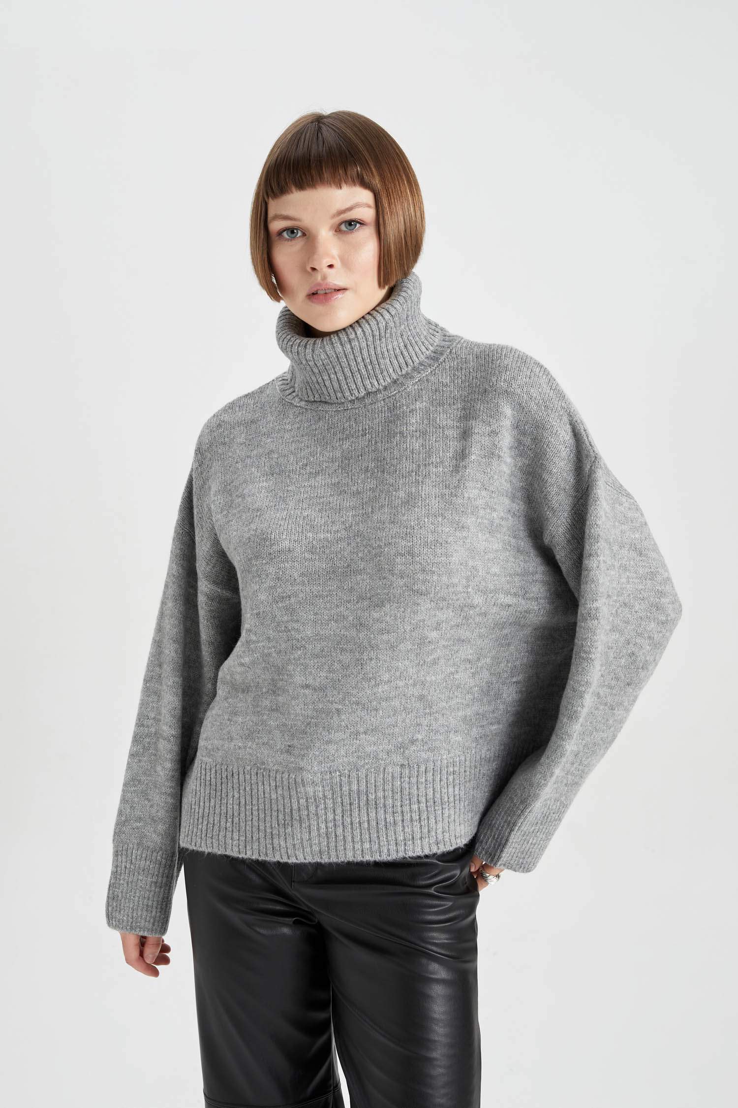 Свитер свободного кроя с воротником