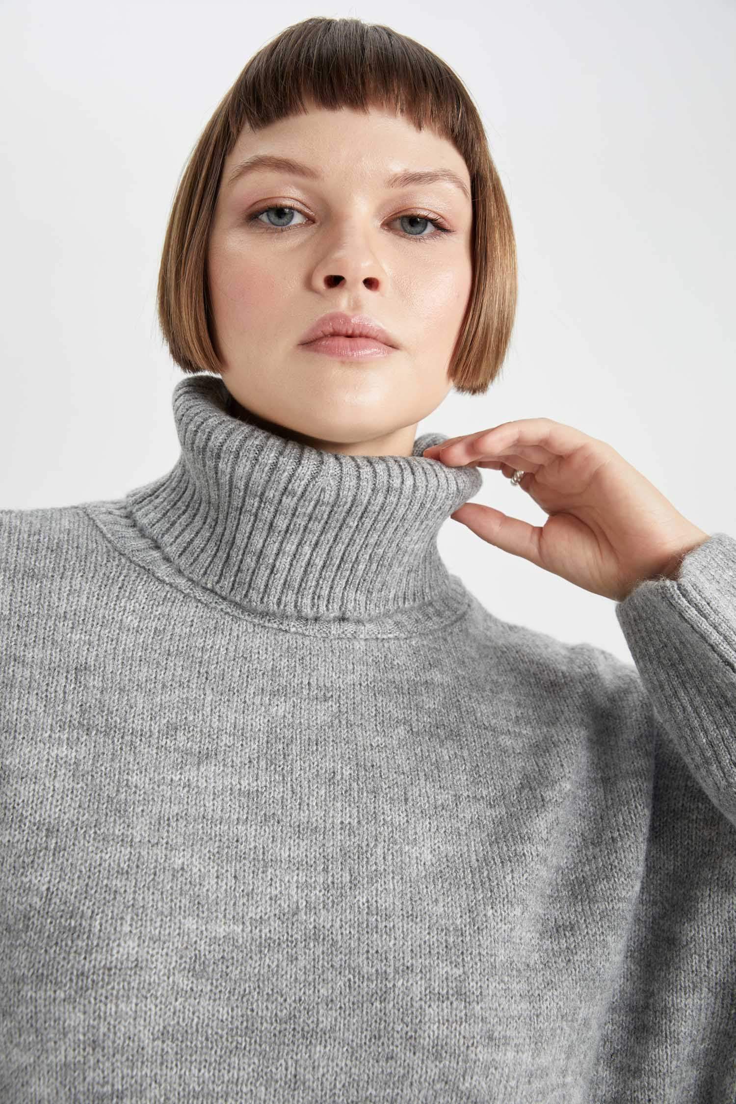 Свитер свободного кроя с воротником