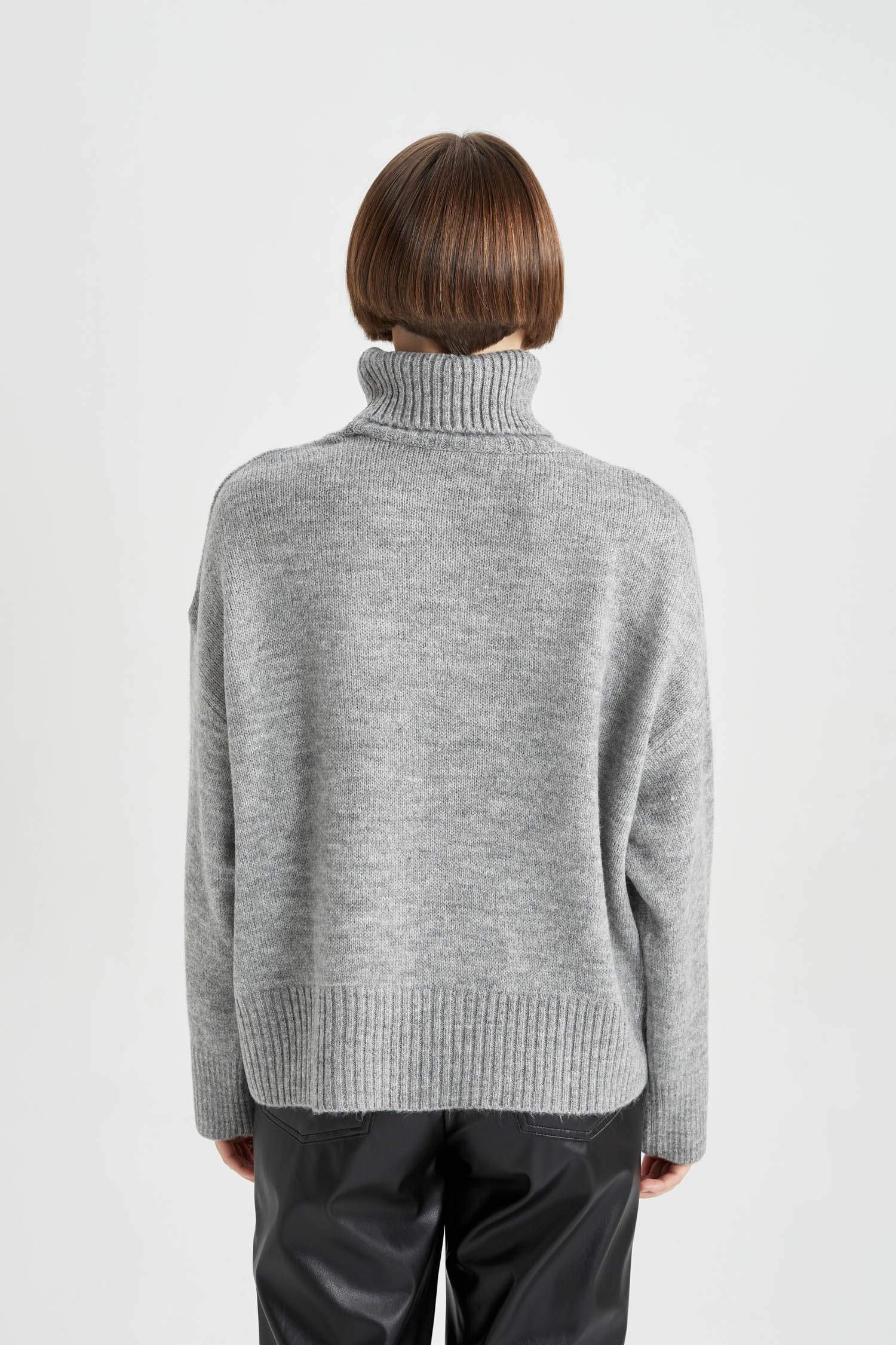 Свитер свободного кроя с воротником