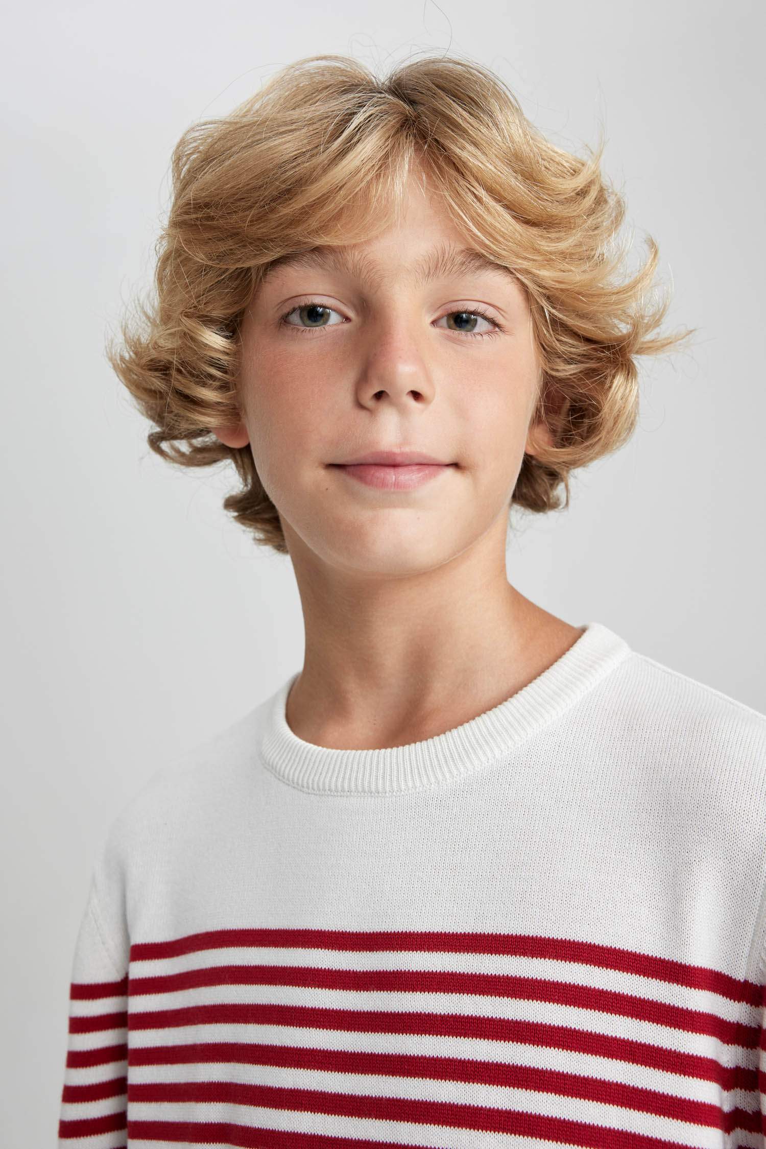 Свитер стандартного кроя с круглым вырезом для мальчиков