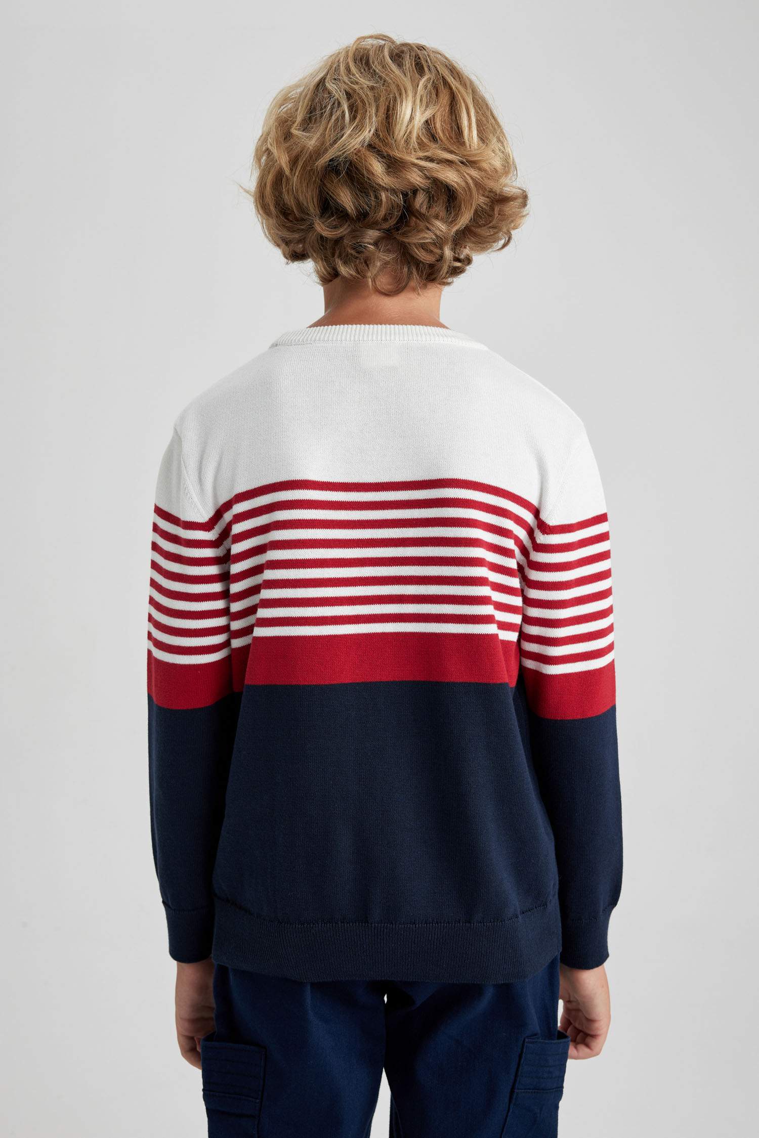 Свитер стандартного кроя с круглым вырезом для мальчиков