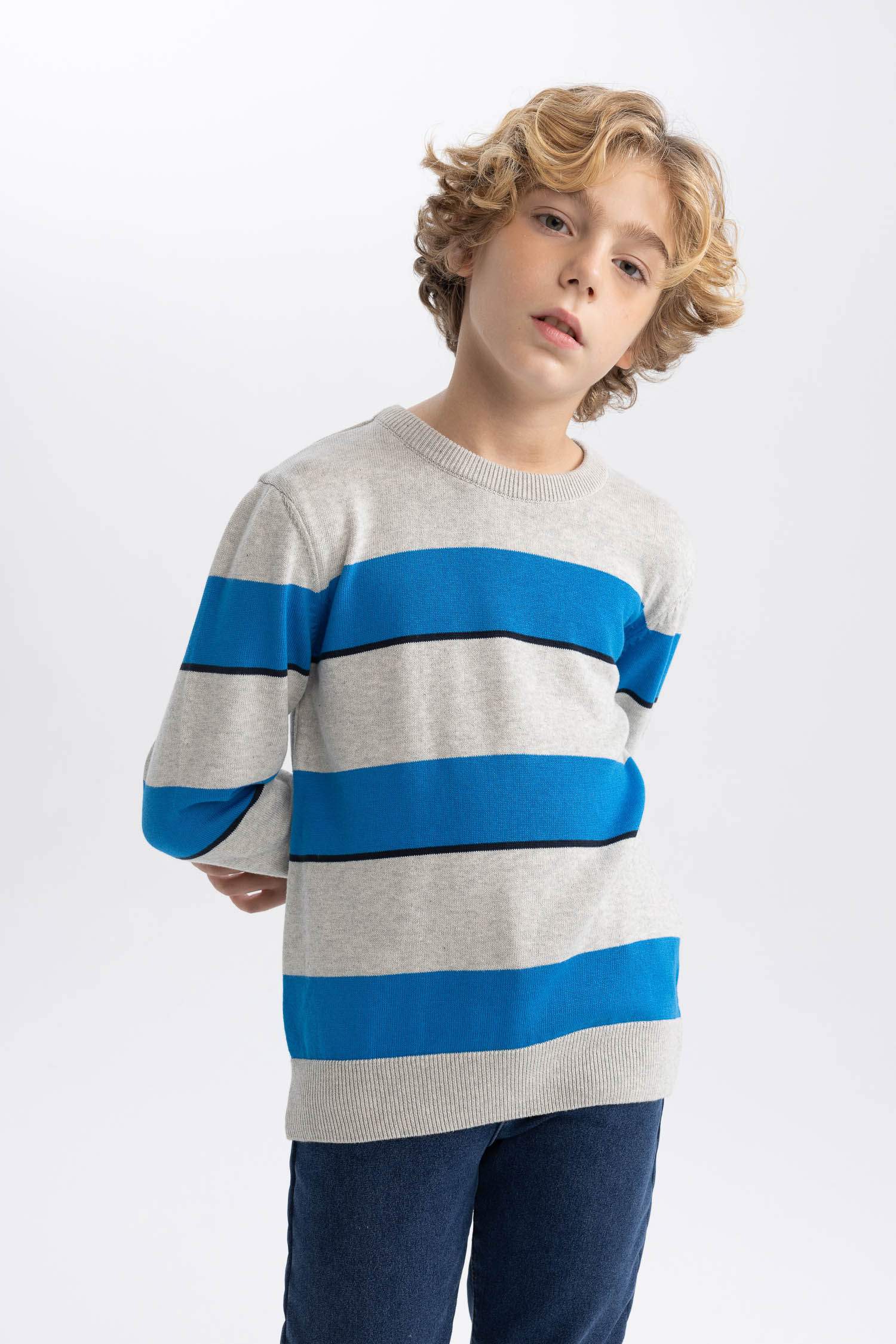 Свитер стандартного кроя с круглым вырезом для мальчиков