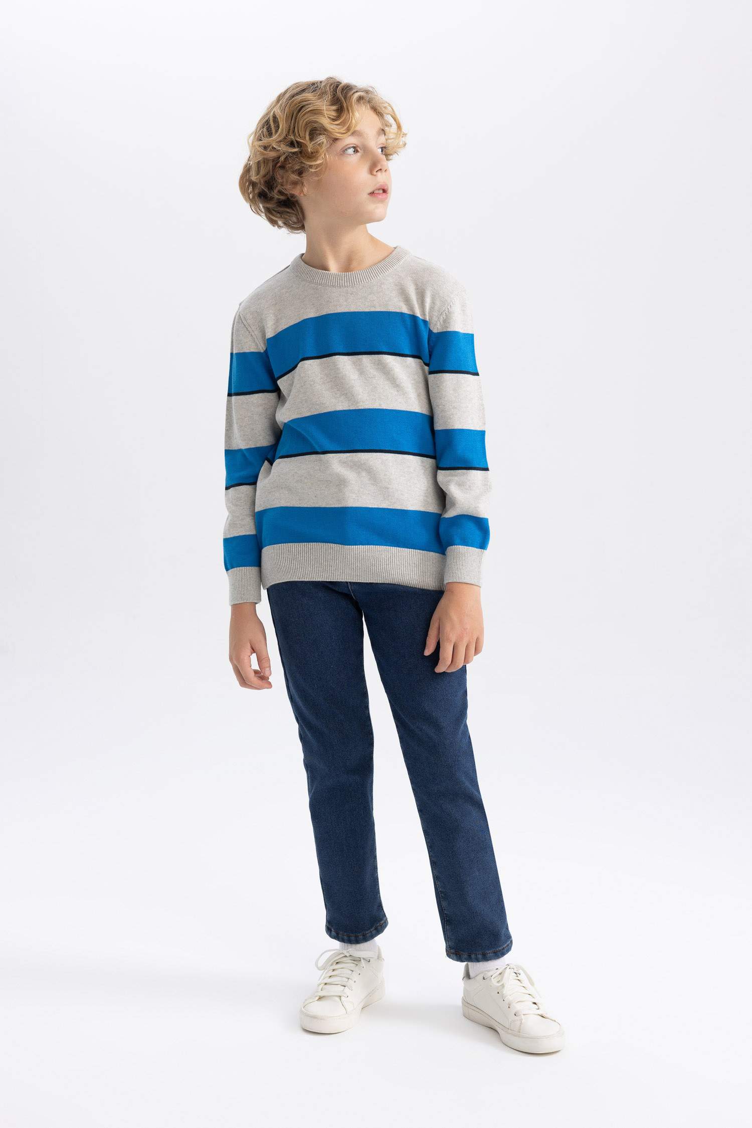 Свитер стандартного кроя с круглым вырезом для мальчиков