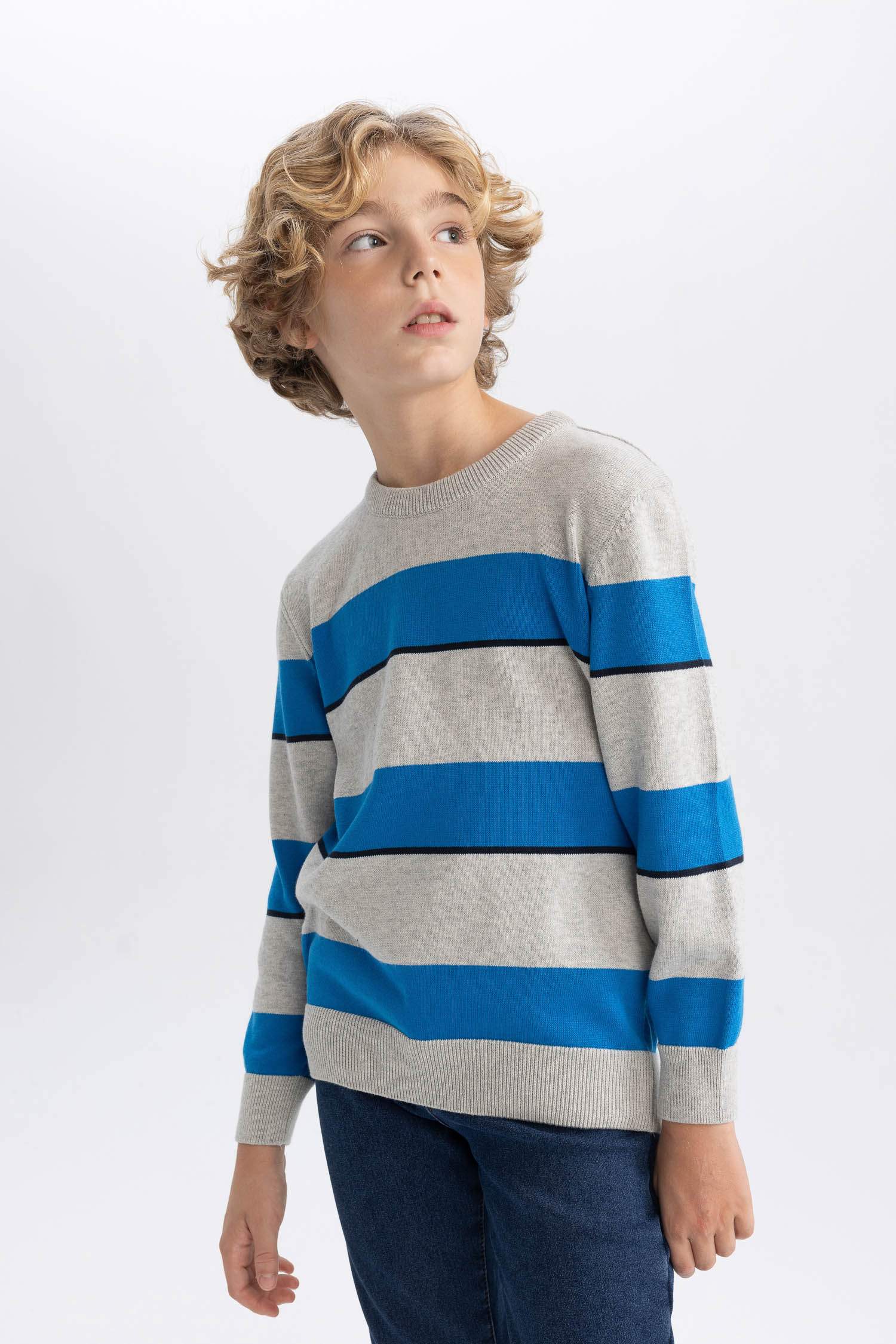 Свитер стандартного кроя с круглым вырезом для мальчиков