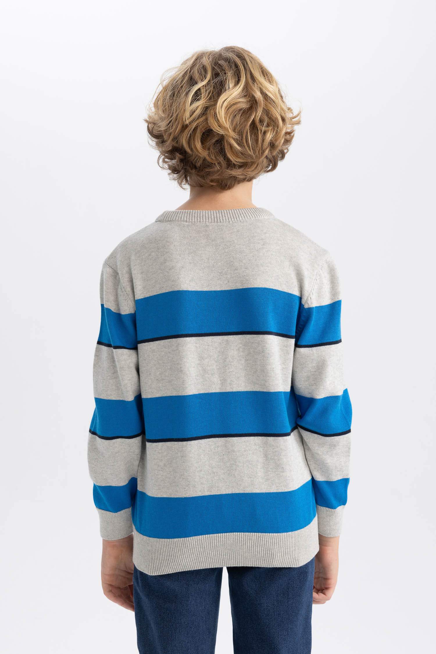 Свитер стандартного кроя с круглым вырезом для мальчиков