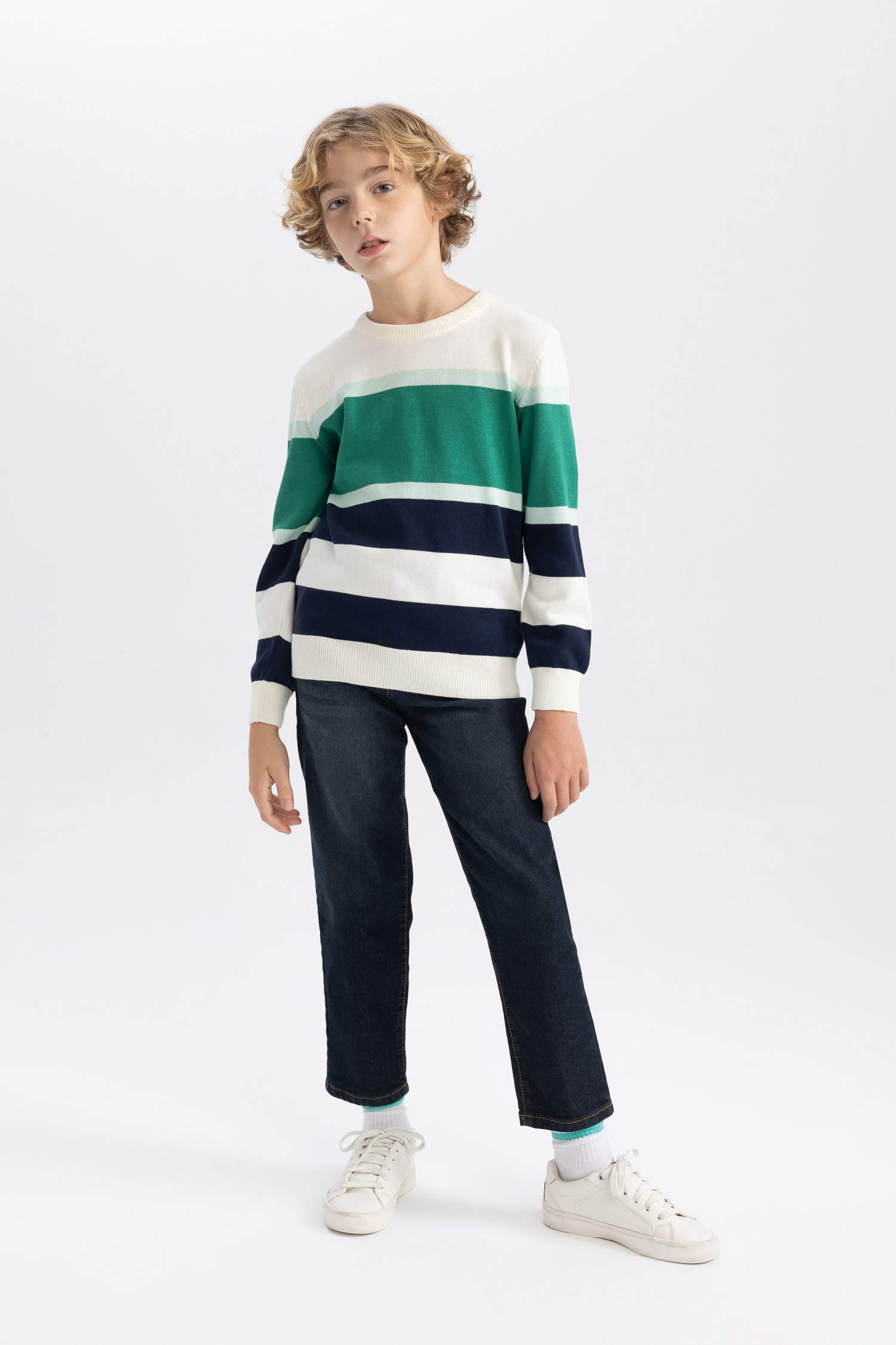 Свитер стандартного кроя с круглым вырезом для мальчиков