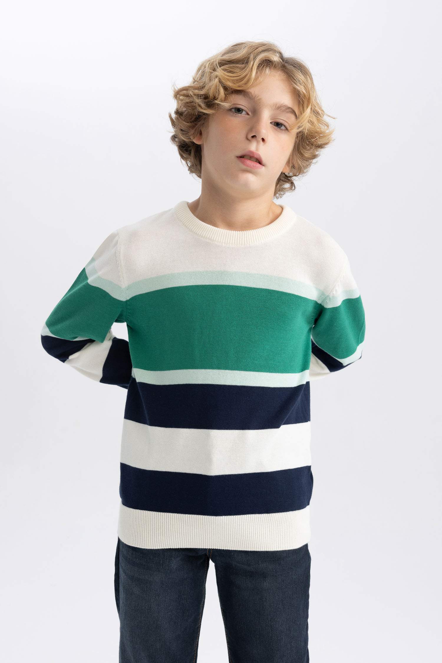 Свитер стандартного кроя с круглым вырезом для мальчиков