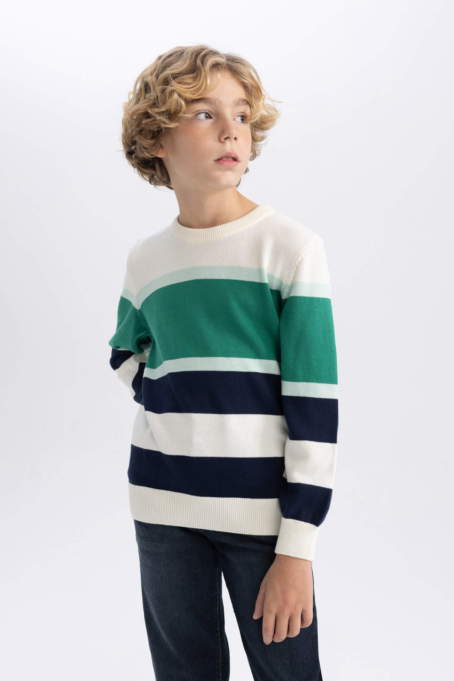 Свитер стандартного кроя с круглым вырезом для мальчиков