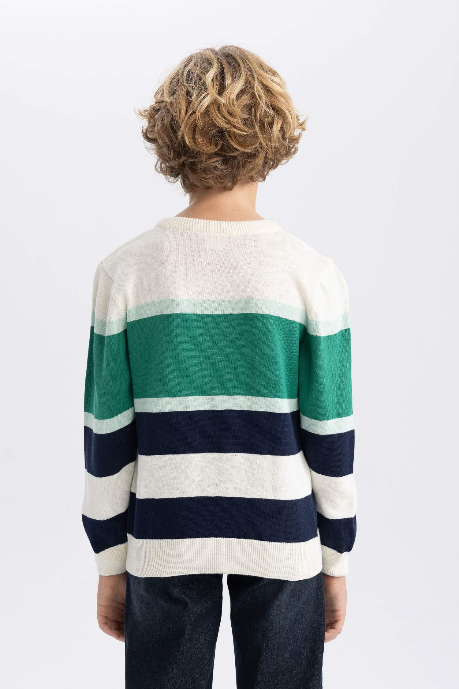 Свитер стандартного кроя с круглым вырезом для мальчиков