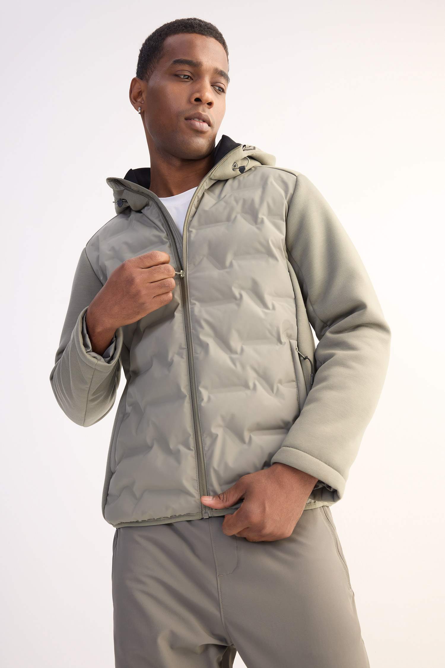 جاكيت سليم فيت بغطاء للرأس و سحاب من DeFactoFit