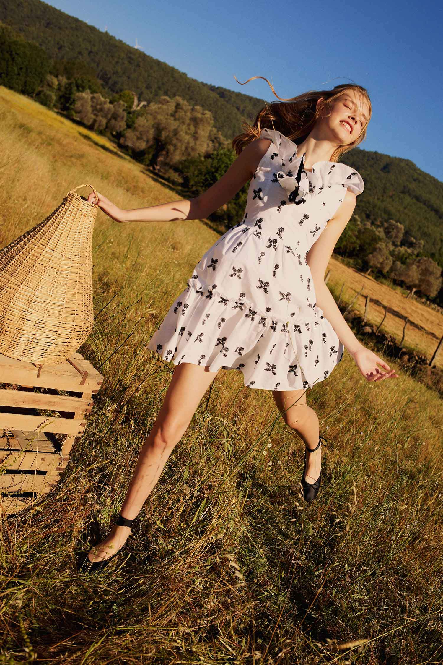 Lug Von Siga x DeFacto Bodycon V-Neck Embroidery Mini Dress