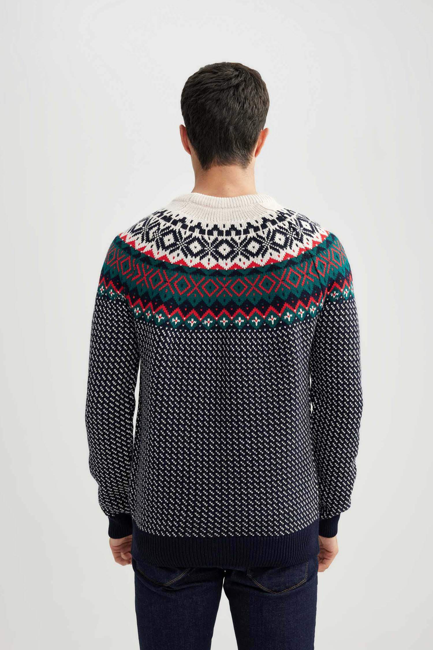 بلوفر تريكو قصة عادية بطبعة كريسماس