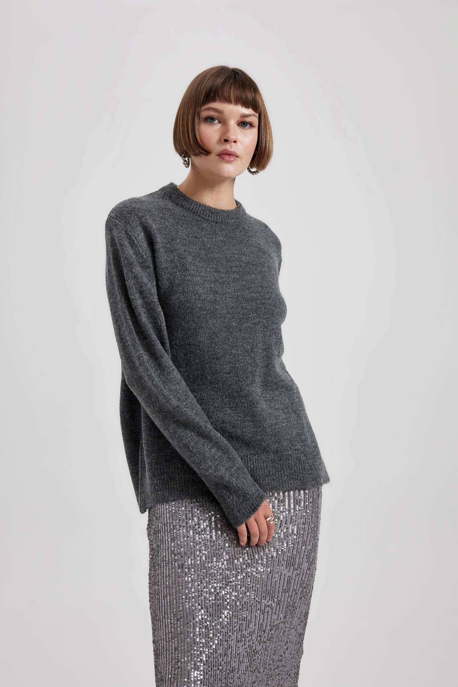 Свитер стандартного кроя с V-образным вырезом