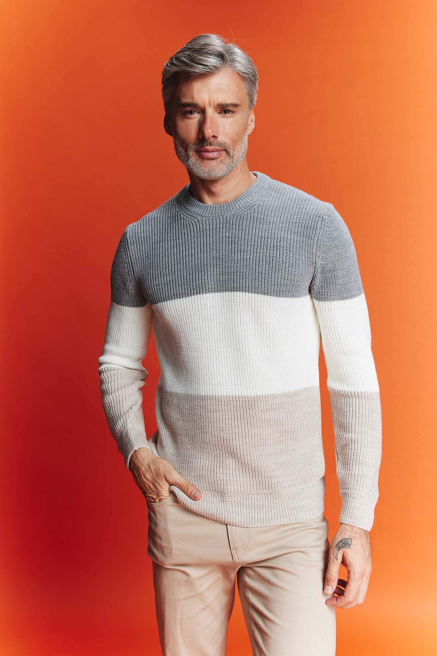 بلوفر تريكو قصة عادية برقبة مستديرة