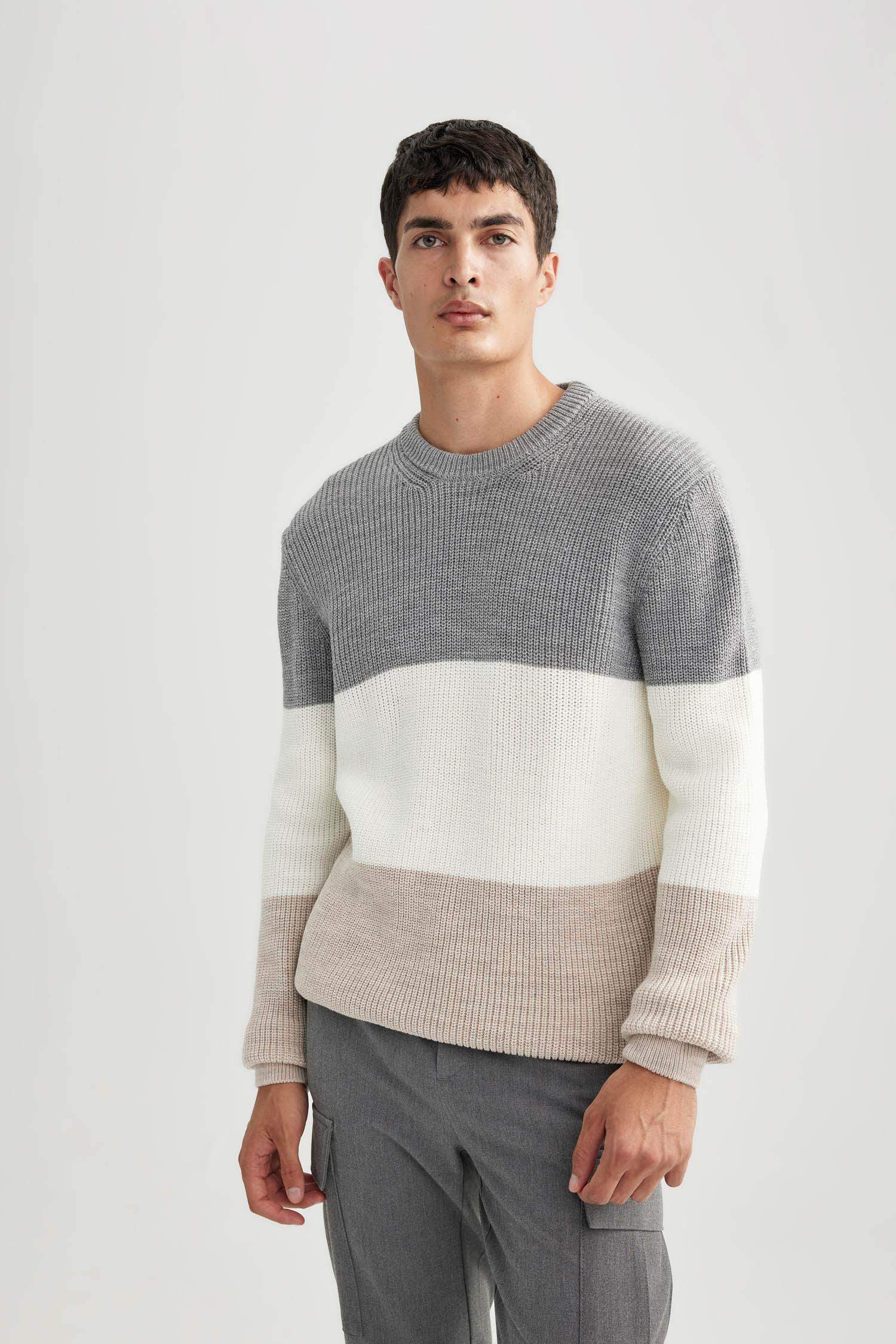 بلوفر تريكو قصة عادية برقبة مستديرة