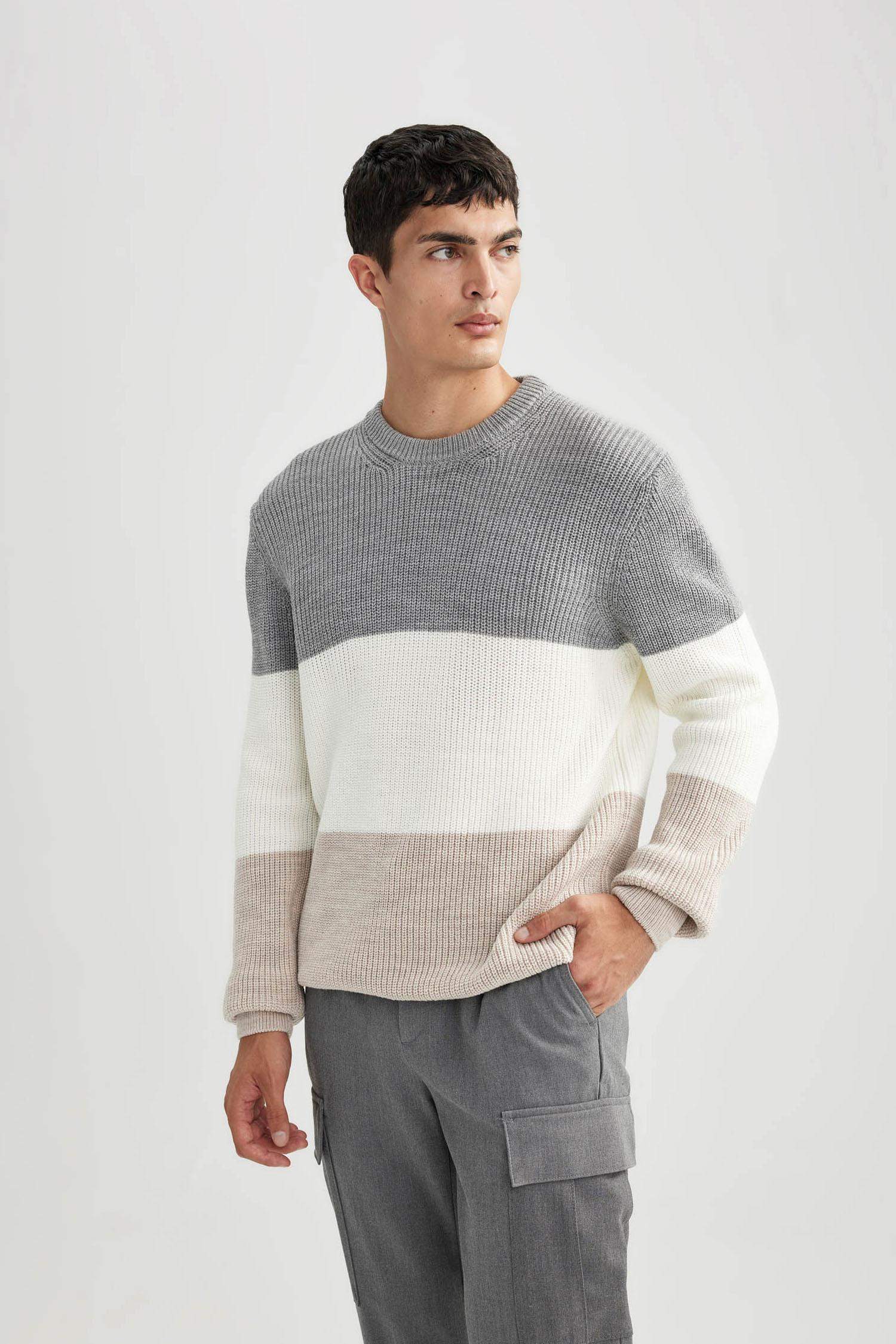 بلوفر تريكو قصة عادية برقبة مستديرة