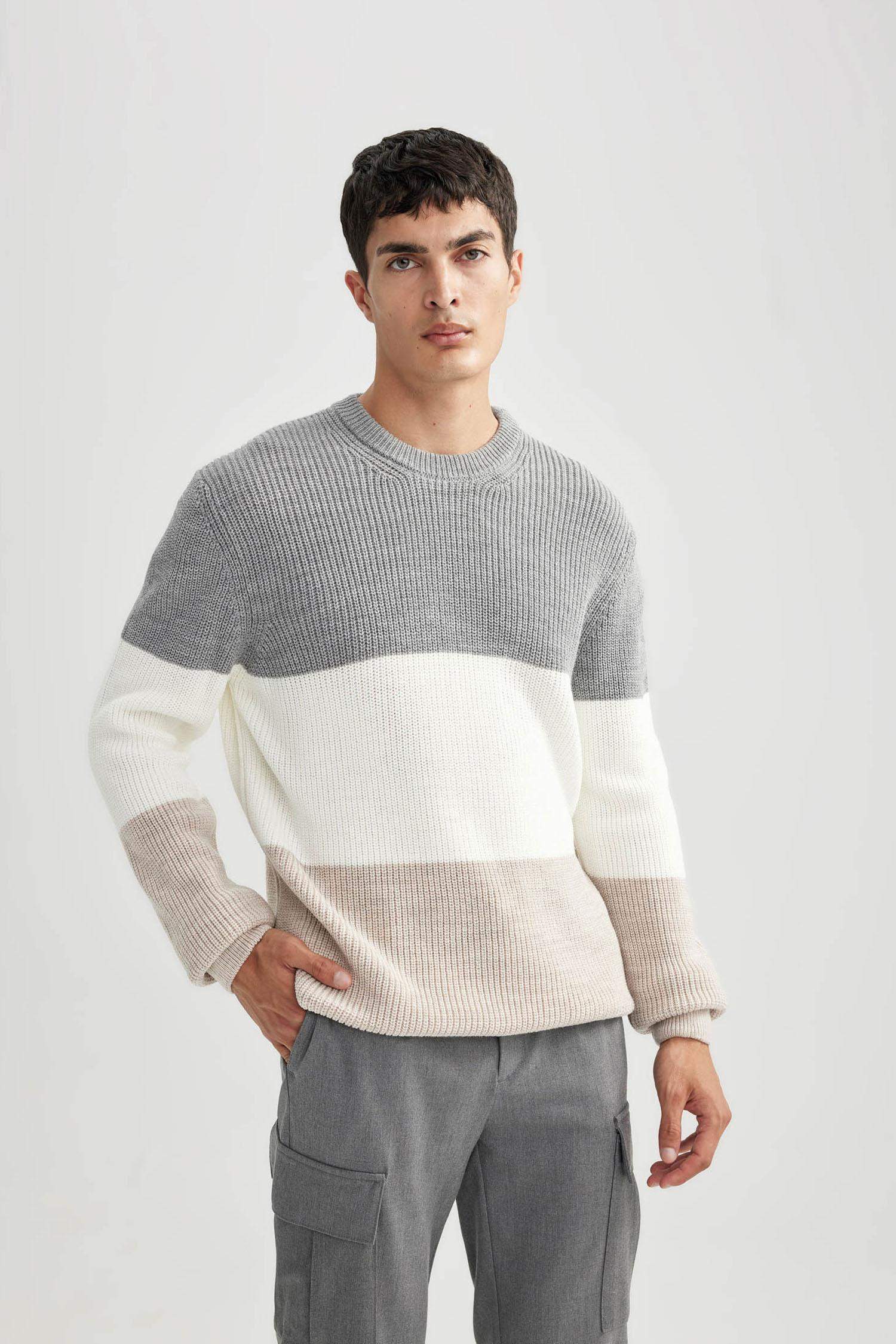 بلوفر تريكو قصة عادية برقبة مستديرة