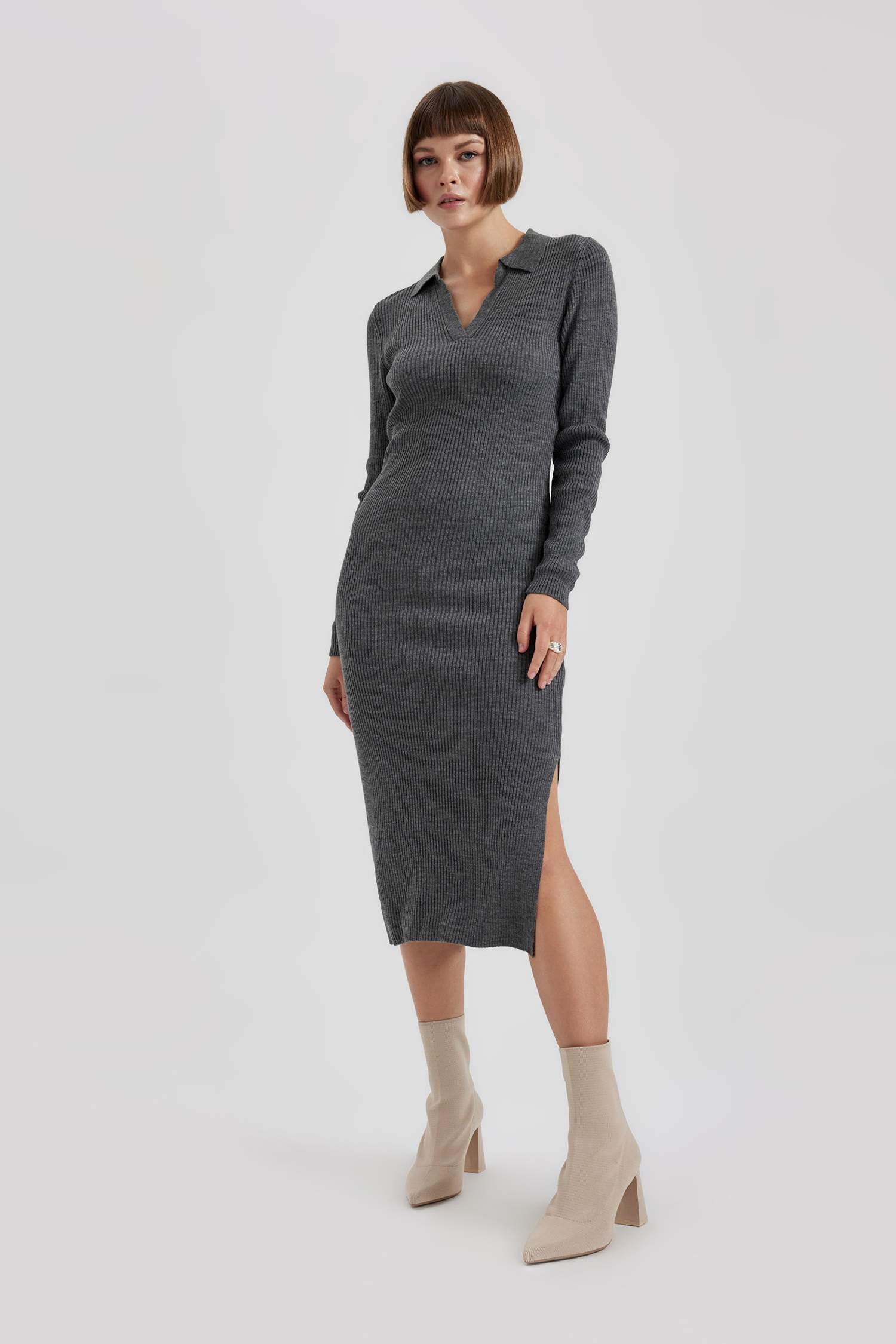 Fitted Apaş Yaka Basic Düz Uzun Kollu Yırtmaçlı Midi Triko Elbise