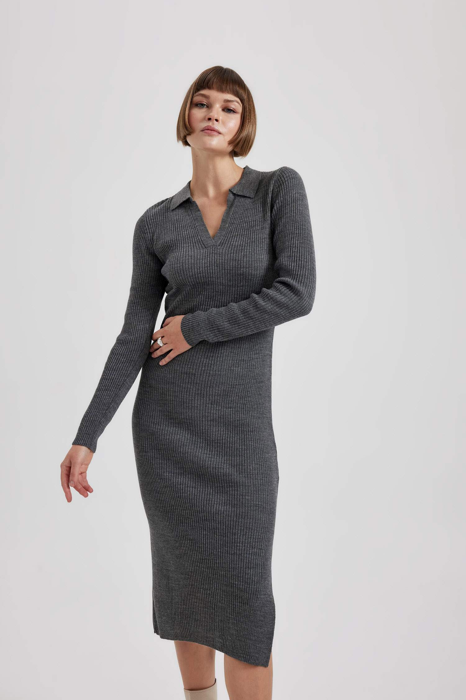 Fitted Apaş Yaka Basic Düz Uzun Kollu Yırtmaçlı Midi Triko Elbise