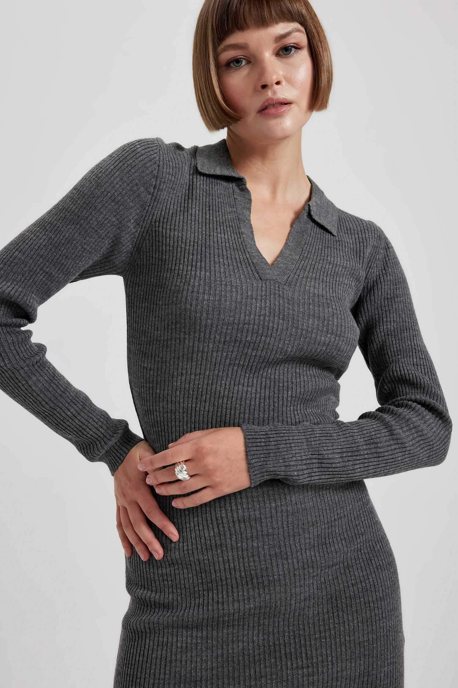 Fitted Apaş Yaka Basic Düz Uzun Kollu Yırtmaçlı Midi Triko Elbise