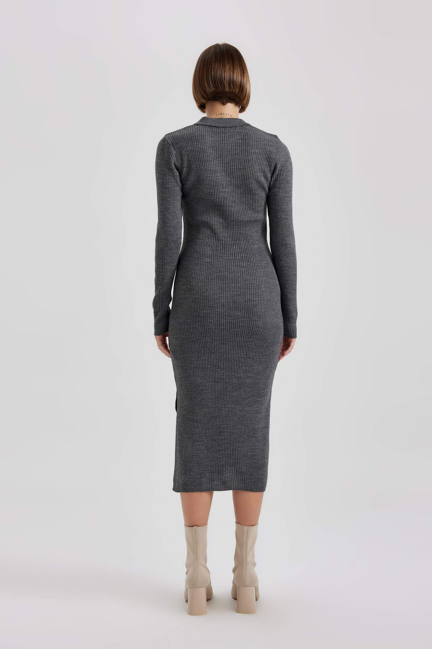 Fitted Apaş Yaka Basic Düz Uzun Kollu Yırtmaçlı Midi Triko Elbise