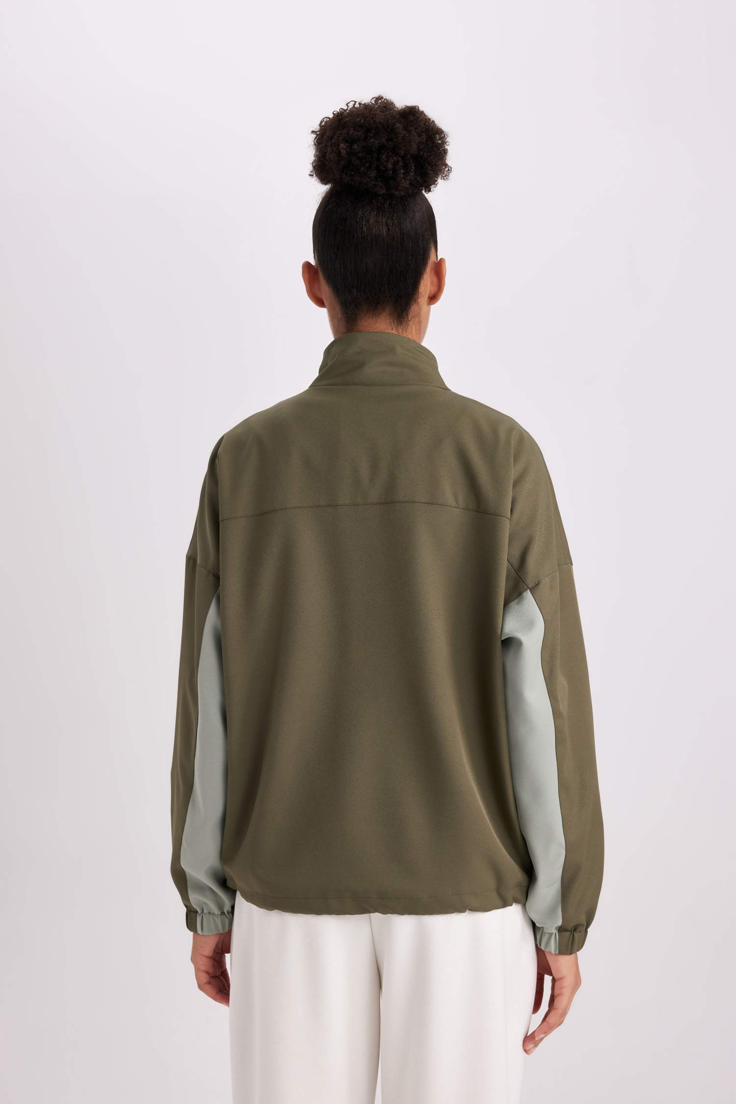 DeFactoFit Rüzgar Geçirmez İnce Mont Dik Yaka Cepli File Astarlı Hafif