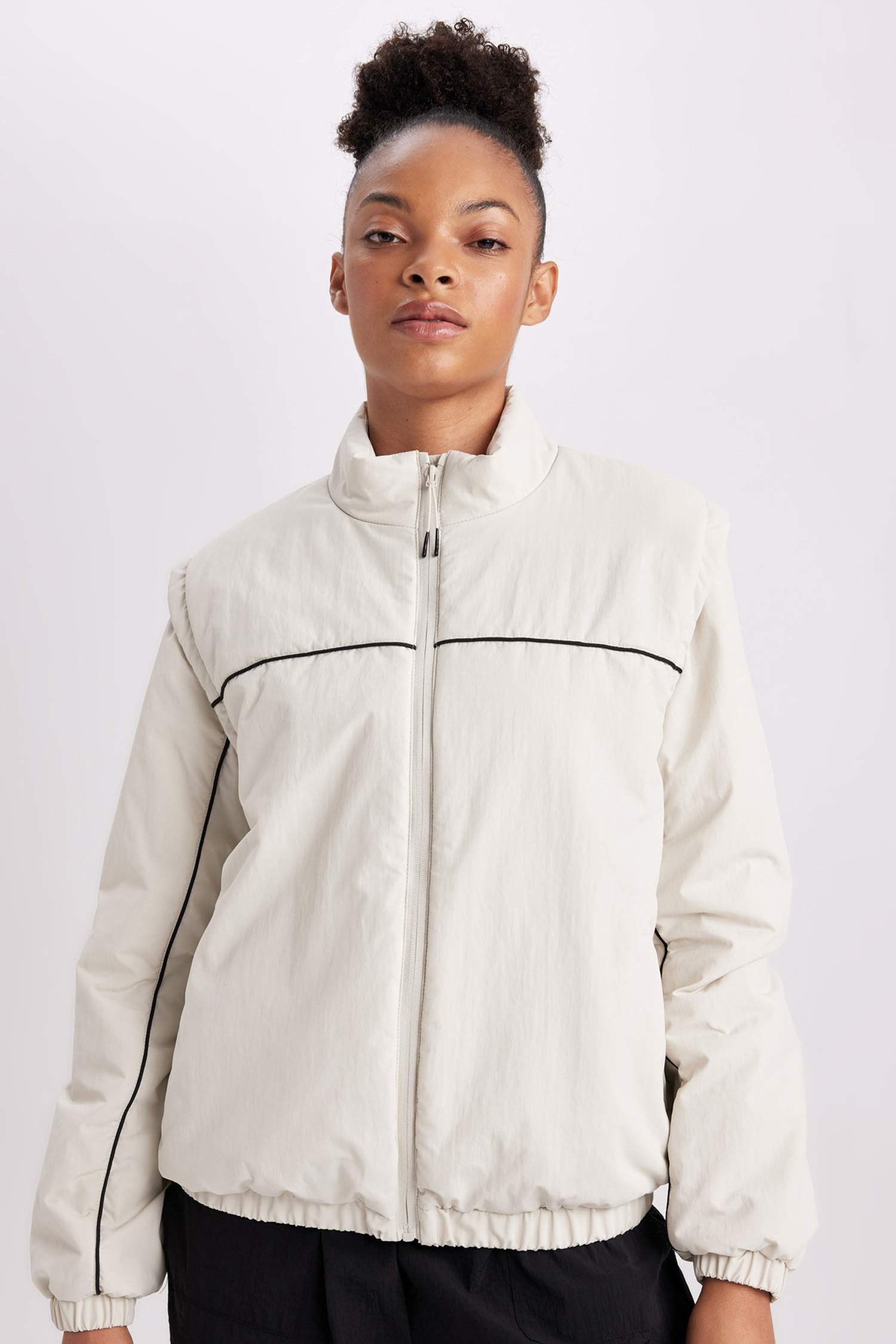 Su İtici Mont Rüzgar Geçirmez Dik Yaka Çıkarılabilir Kol Detaylı Cepli Astarlı