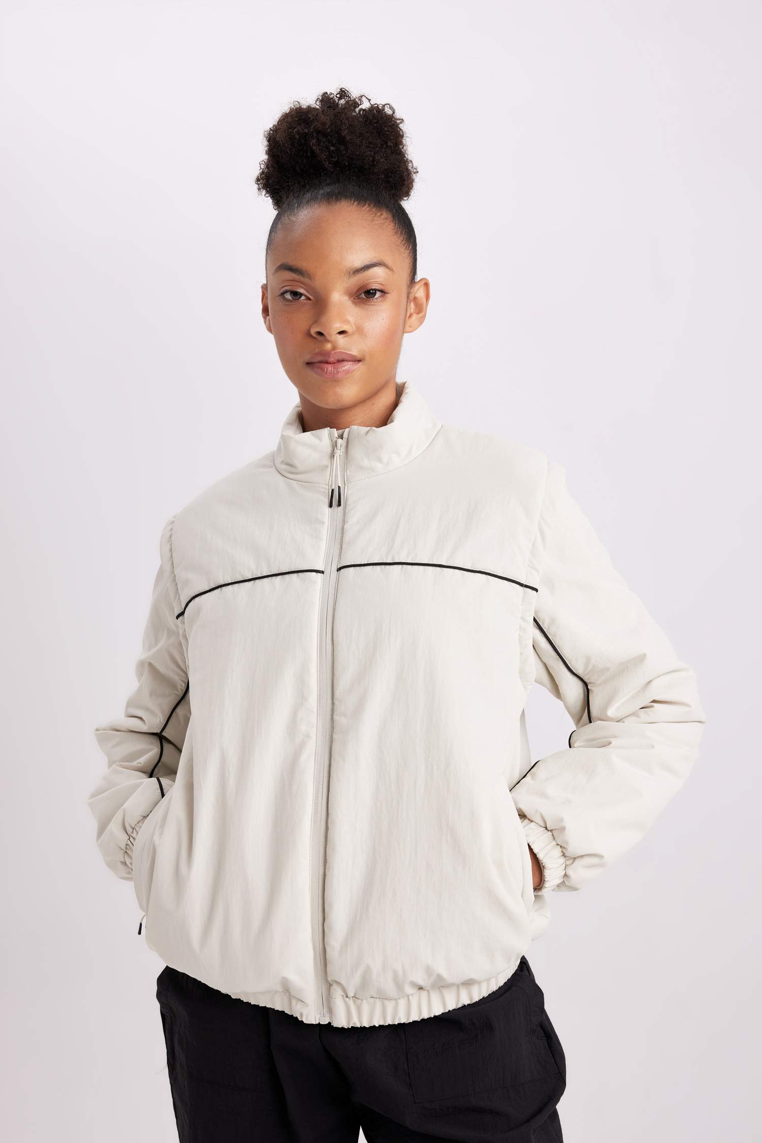 Su İtici Mont Rüzgar Geçirmez Dik Yaka Çıkarılabilir Kol Detaylı Cepli Astarlı