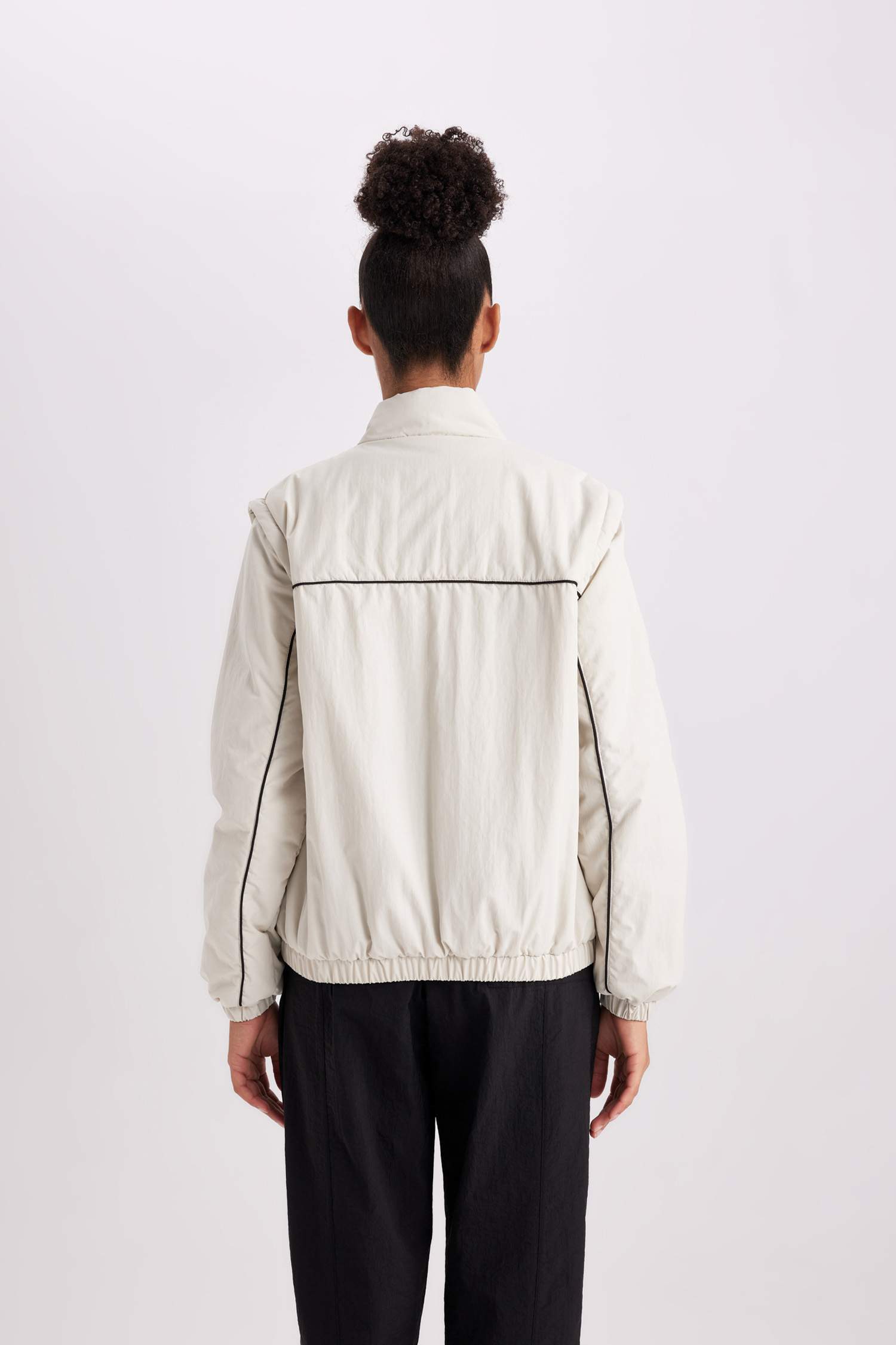 Su İtici Mont Rüzgar Geçirmez Dik Yaka Çıkarılabilir Kol Detaylı Cepli Astarlı