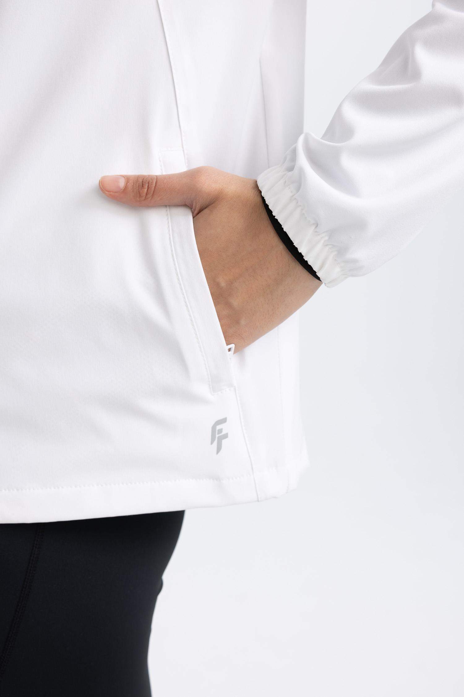 جاكيت خفيف أبيض وتر بروف سليم فيت بكابيشون من DeFactoFit