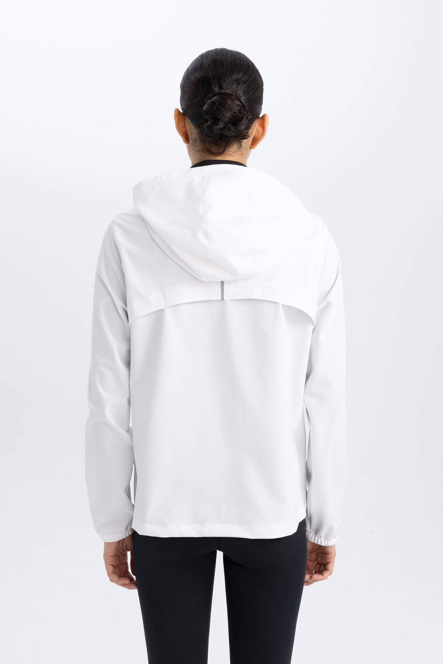 جاكيت خفيف أبيض وتر بروف سليم فيت بكابيشون من DeFactoFit