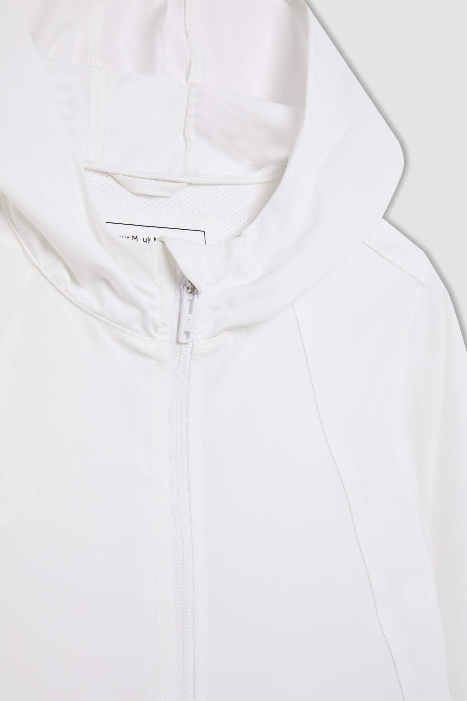 جاكيت خفيف أبيض وتر بروف سليم فيت بكابيشون من DeFactoFit