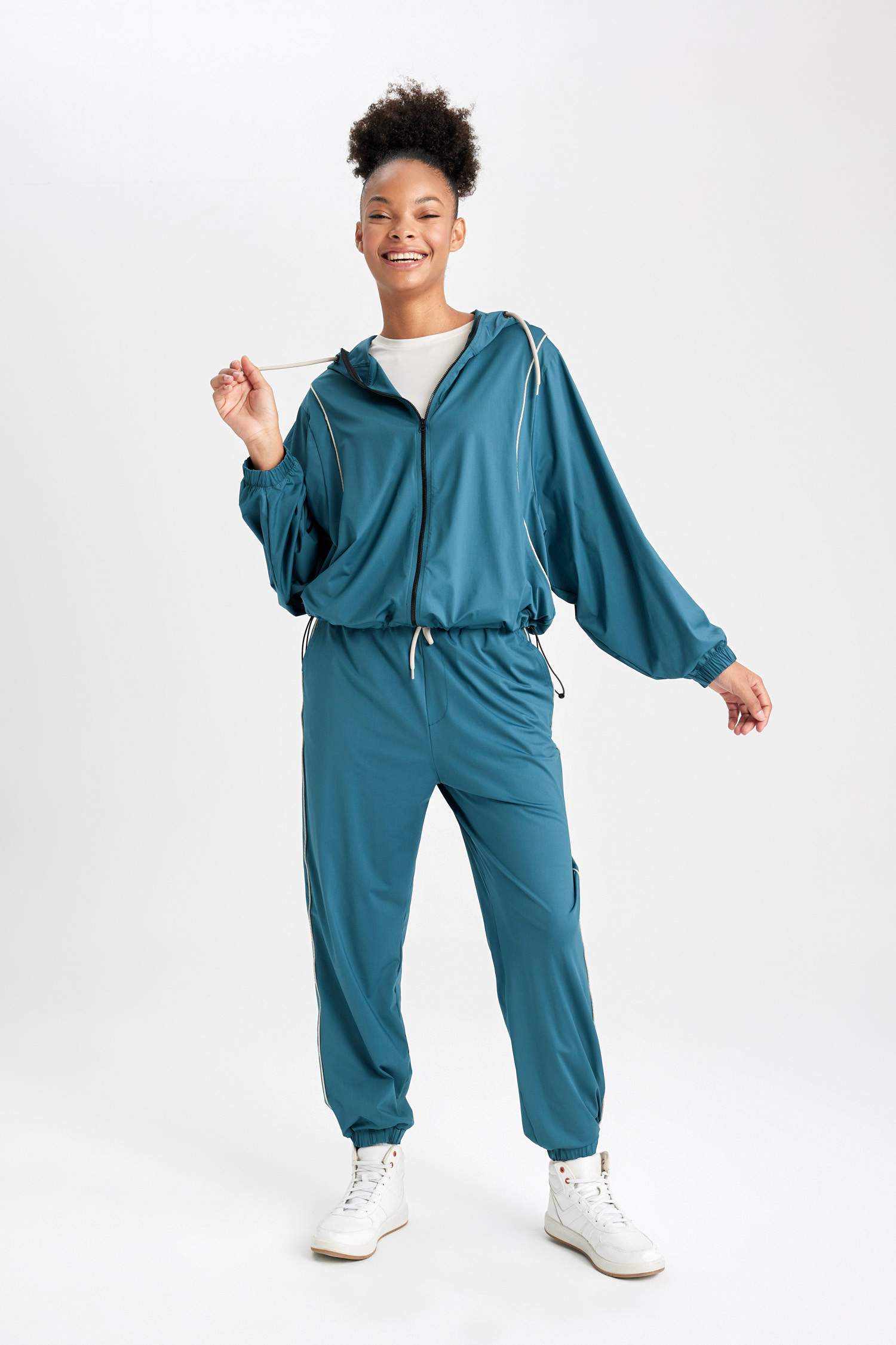 جاكيت رياضي قصة فضفاضة من DeFactoFit