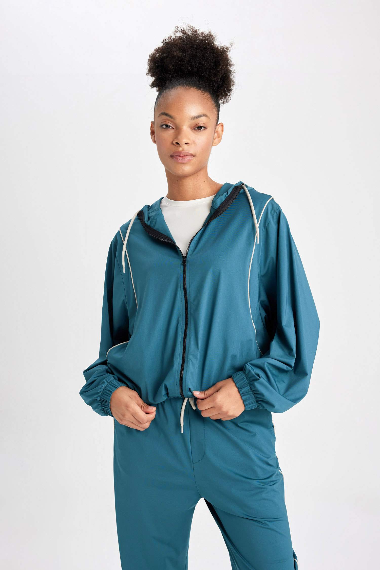 جاكيت رياضي قصة فضفاضة من DeFactoFit