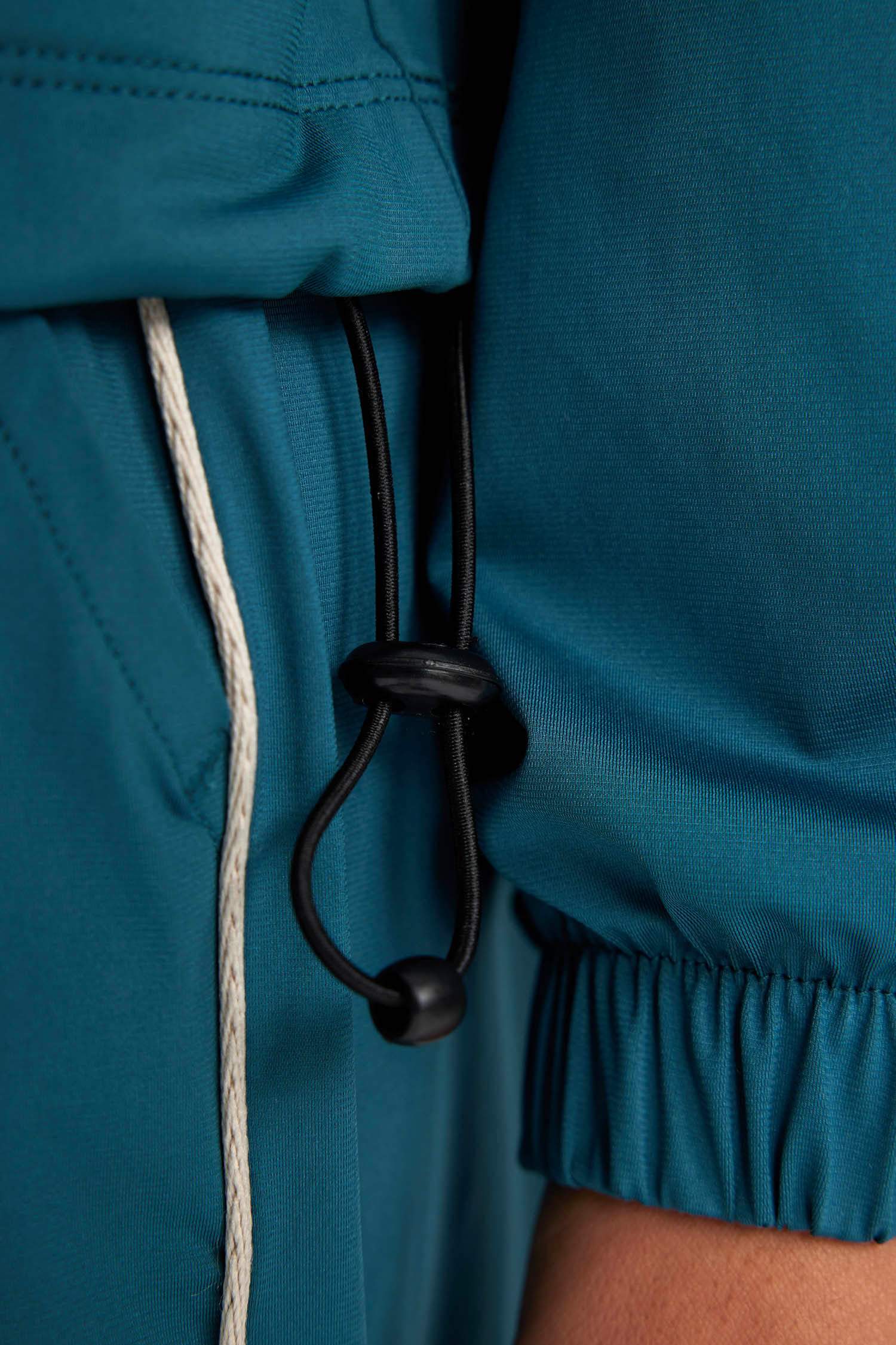 جاكيت رياضي قصة فضفاضة من DeFactoFit