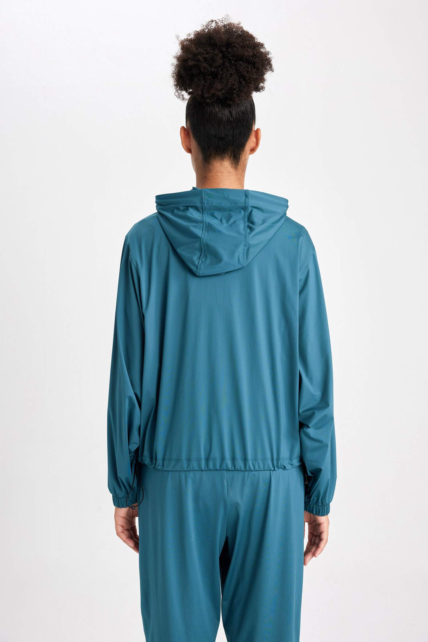 جاكيت رياضي قصة فضفاضة من DeFactoFit