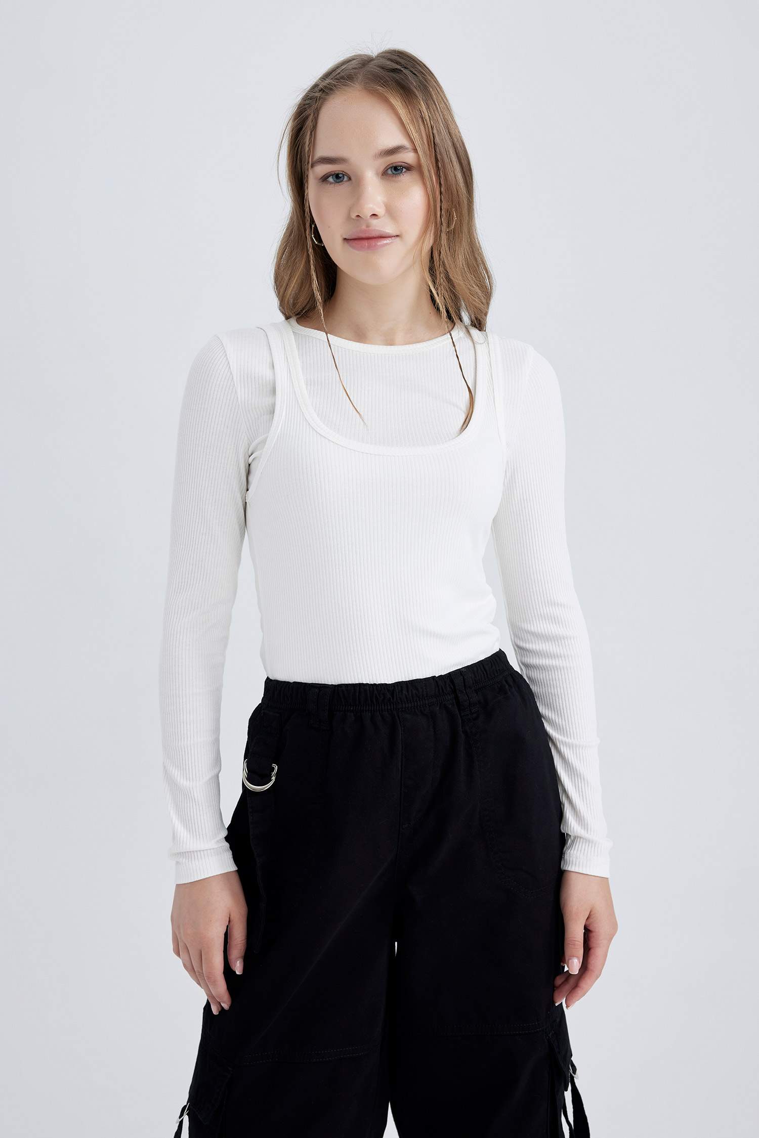 white-women-slim-fit-camisole-long-sleeve-t-shirt-2925160-defacto