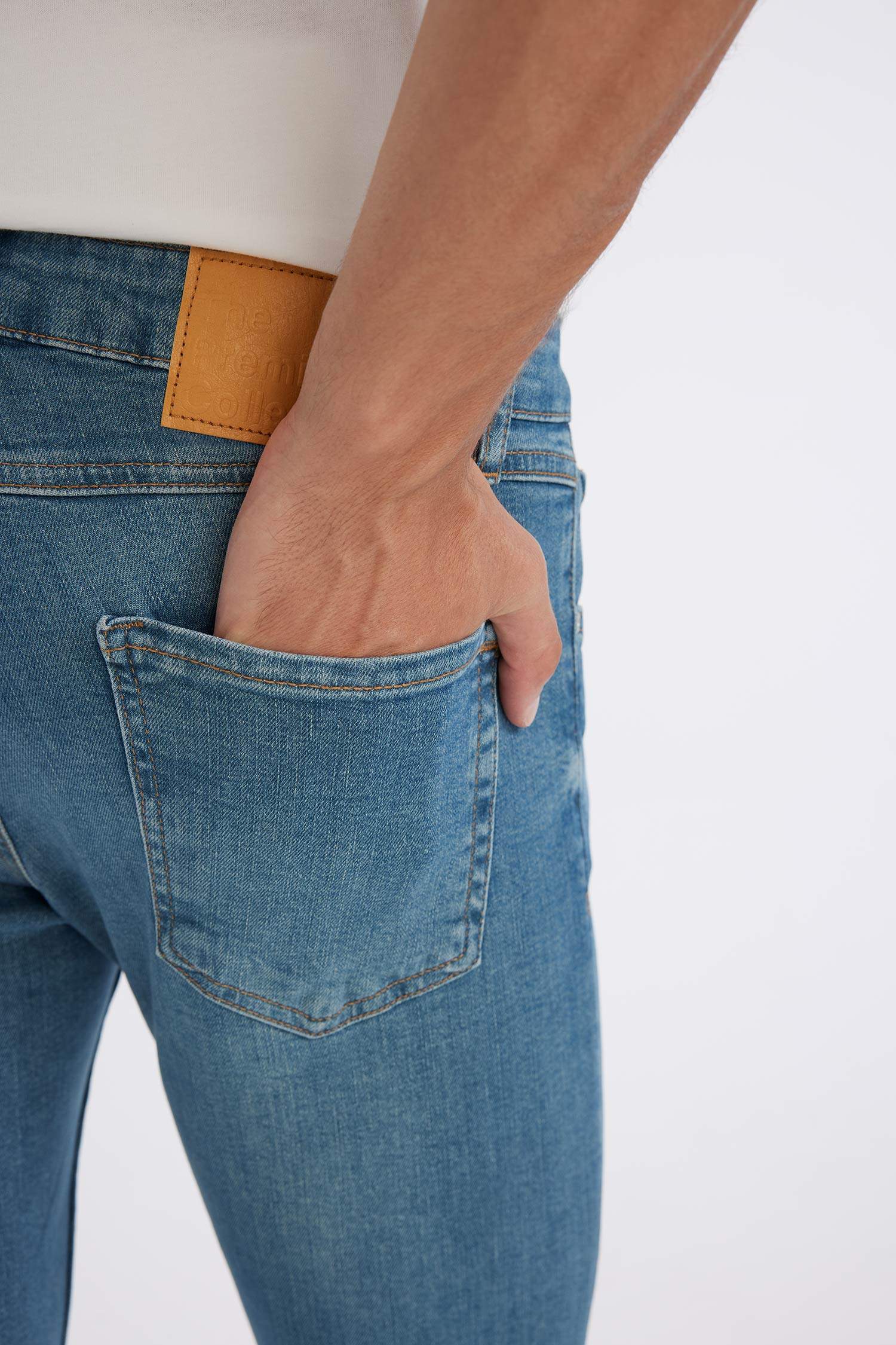 بنطلون جينز قصة ضيقة مريحة