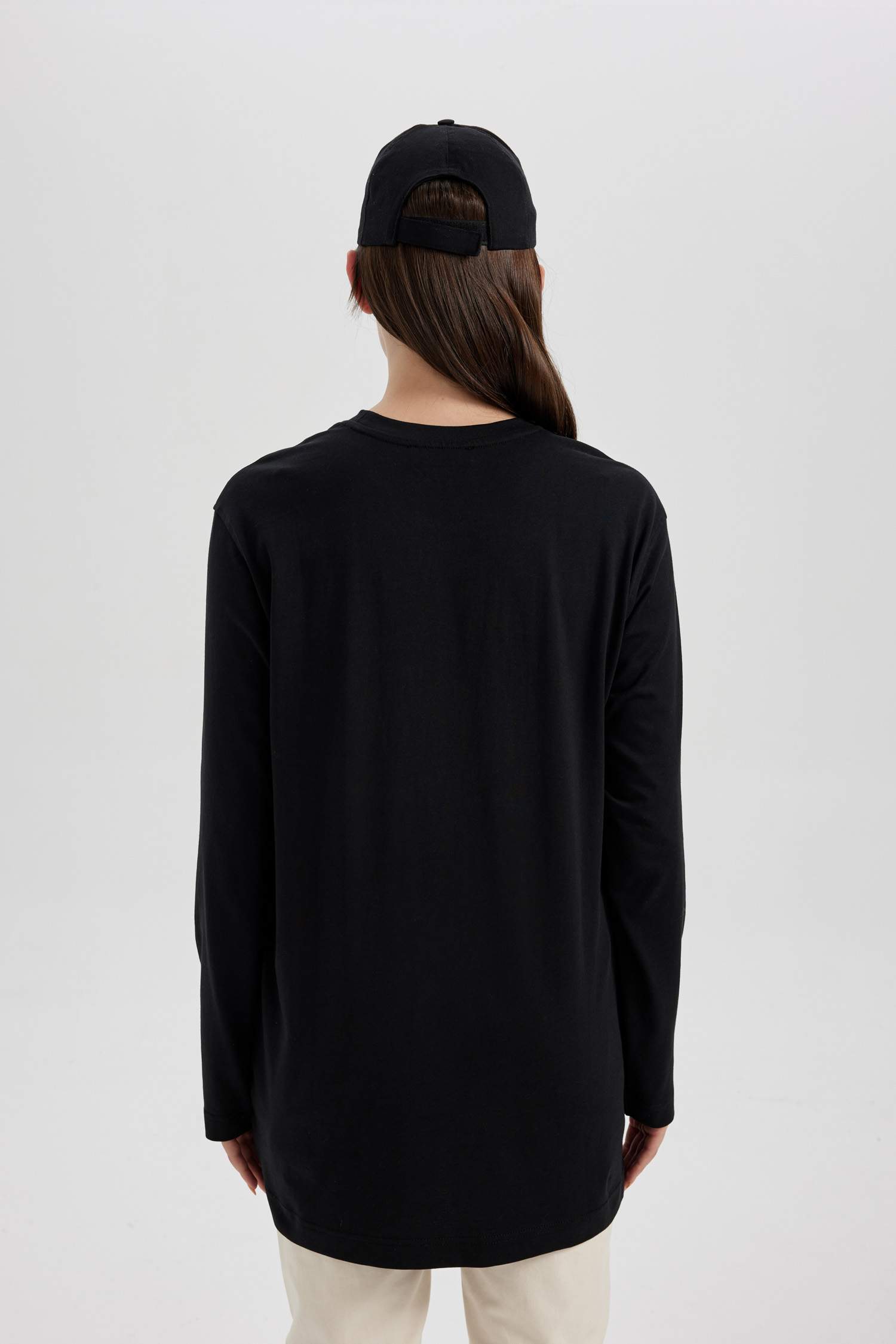 تونيك كم طويل بطبعة شعار قصة عادية