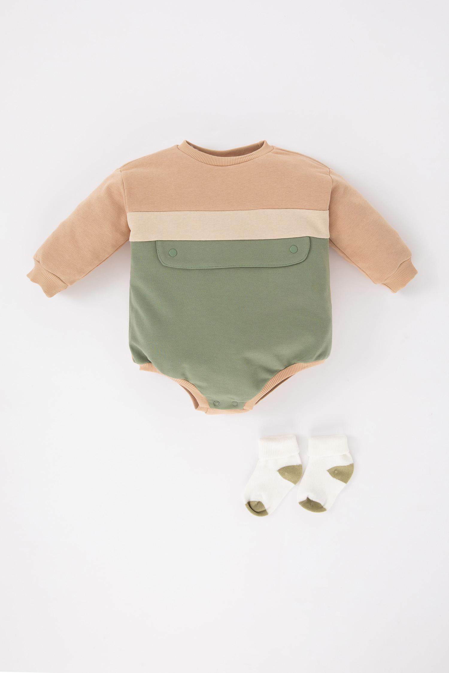 طقم ولادي حديثي الولادة جمبسوت وجوارب - قطعتين