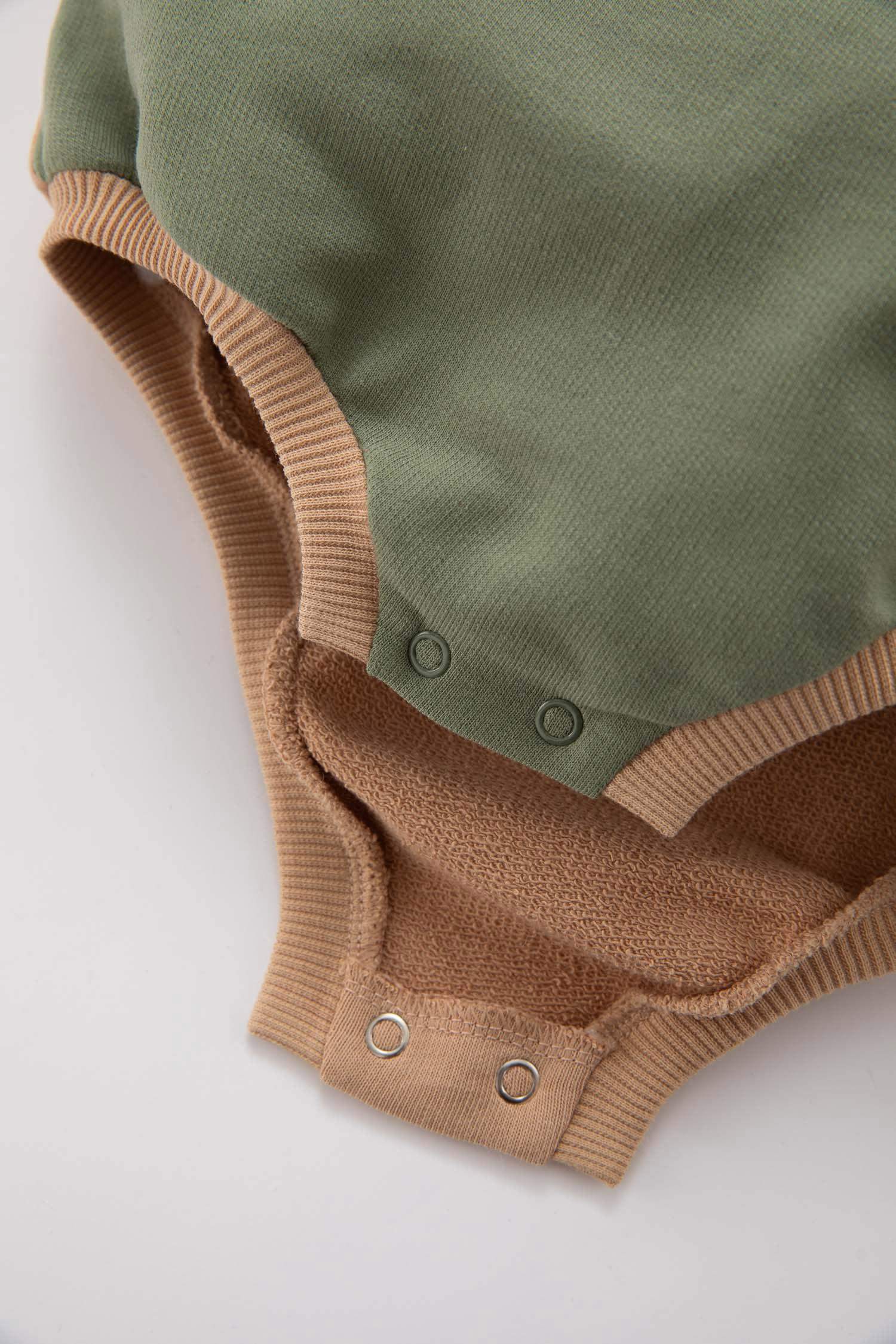 طقم ولادي حديثي الولادة جمبسوت وجوارب - قطعتين