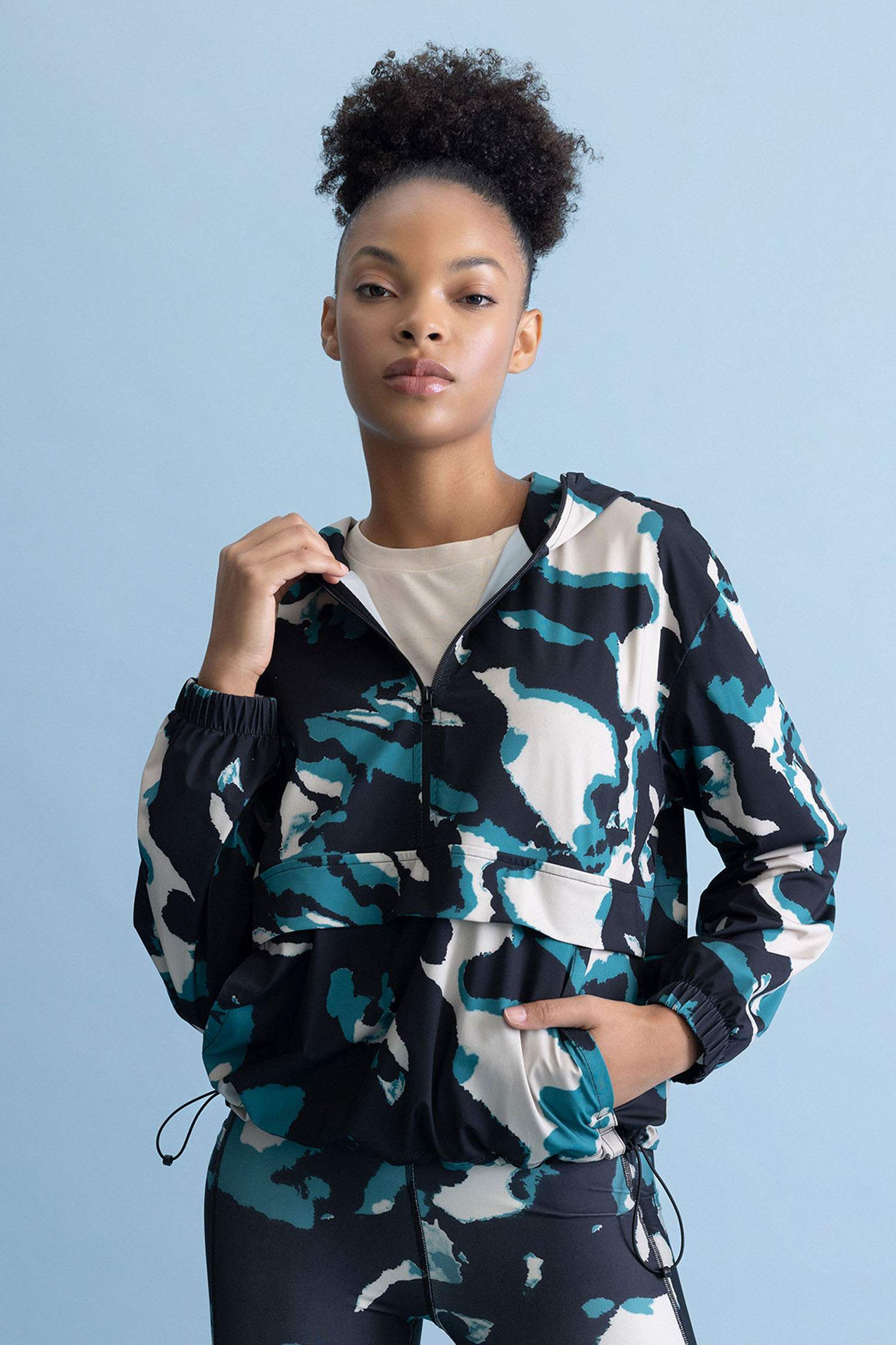 سويت شيرت رياضي قصة فضفاضة بنصف سحاب من DeFactoFit