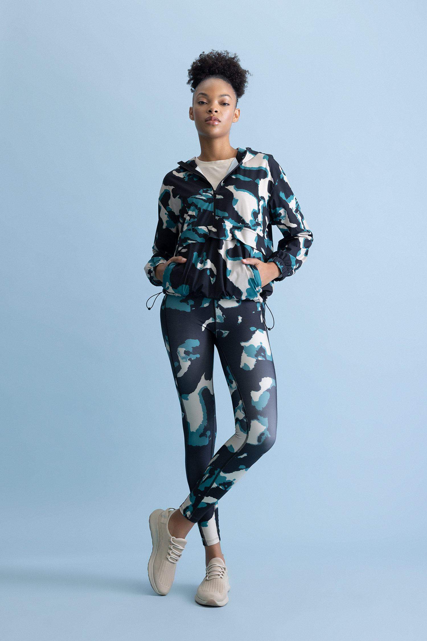 سويت شيرت رياضي قصة فضفاضة بنصف سحاب من DeFactoFit