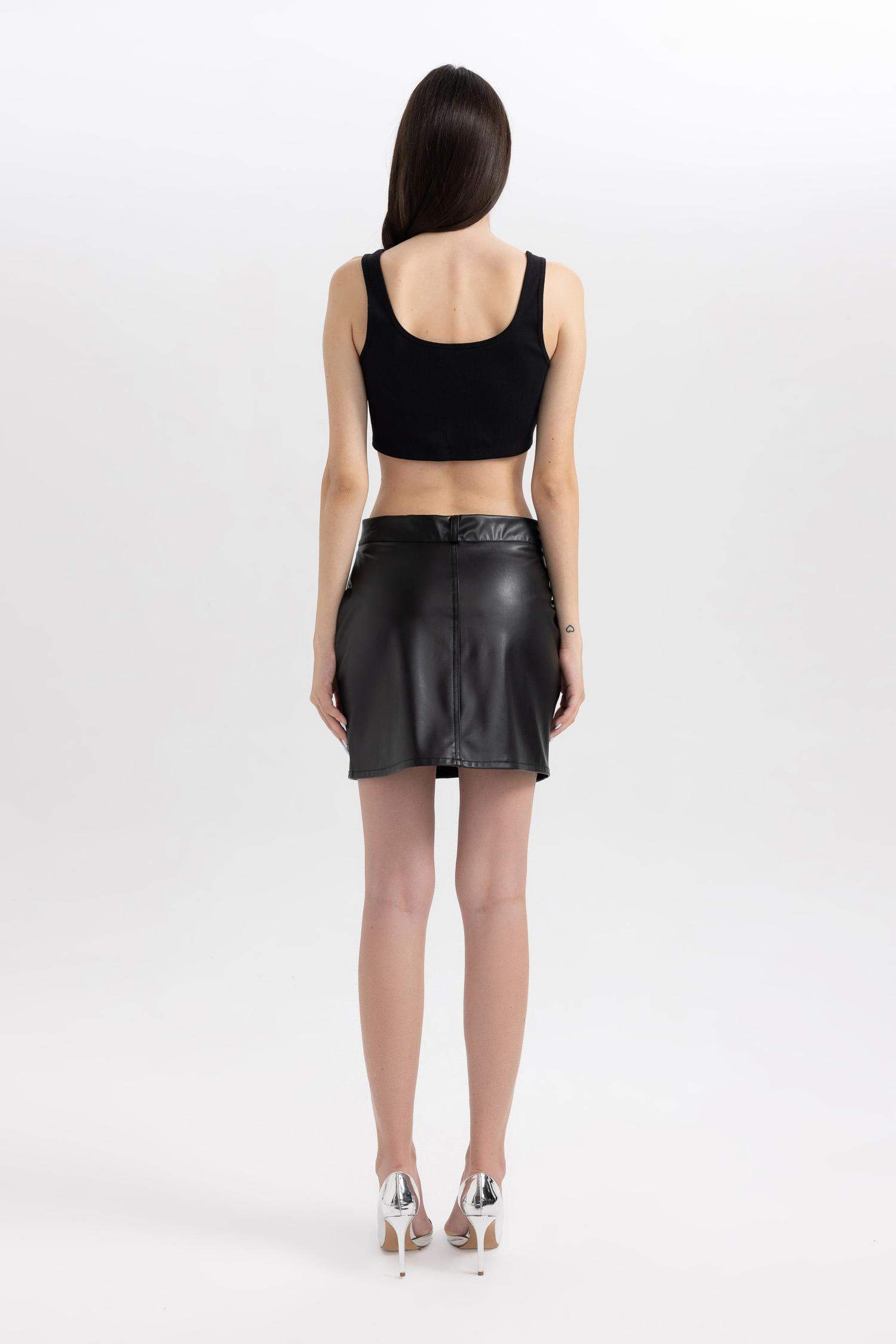 جيبة قصيرة جلد صناعي بقصة A